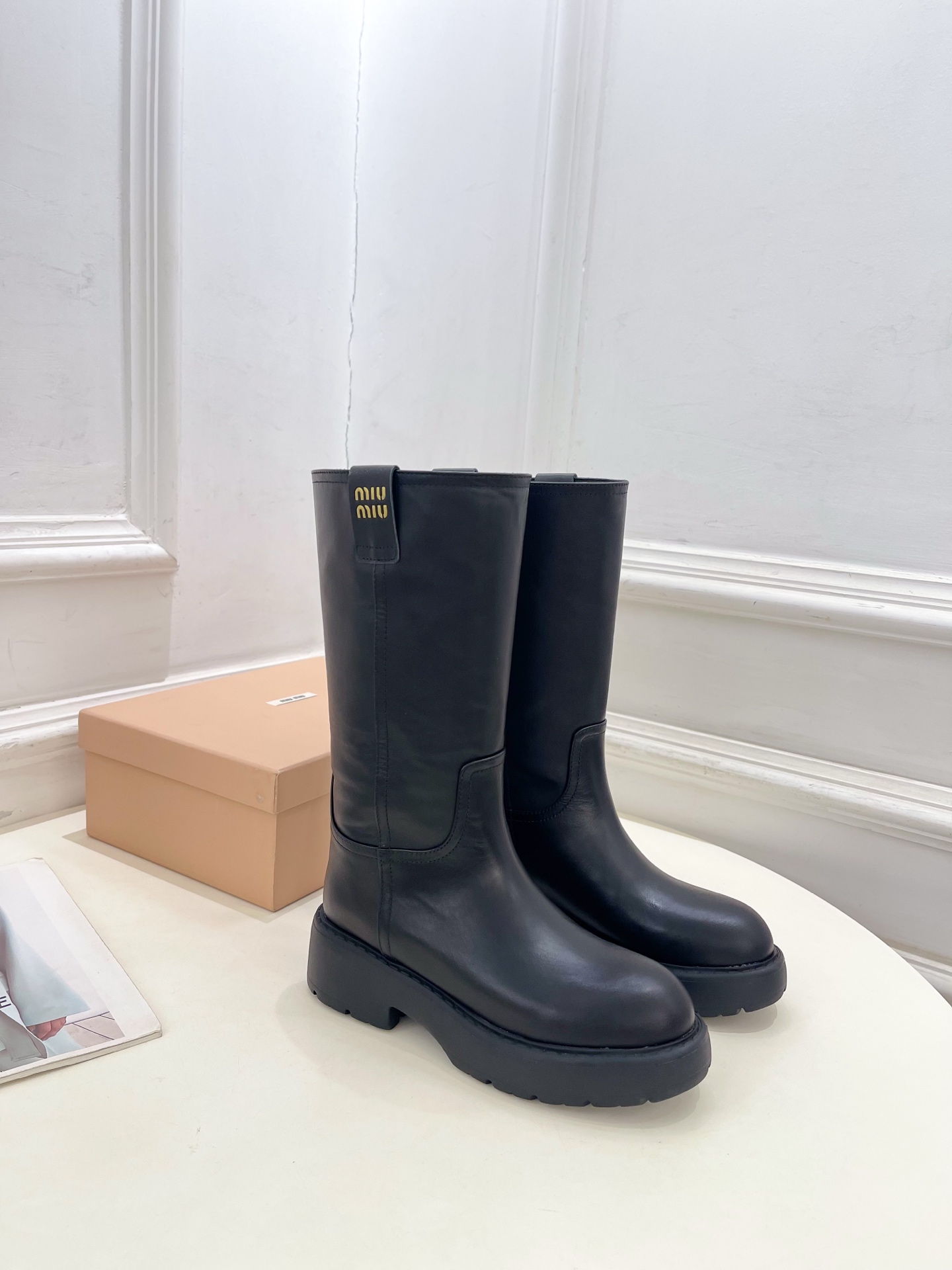 Miu Miu | 缪缪  25𝐬𝐬

🖤2025秋冬新品   专柜主打最新走秀款一脚蹬中筒靴上新！


