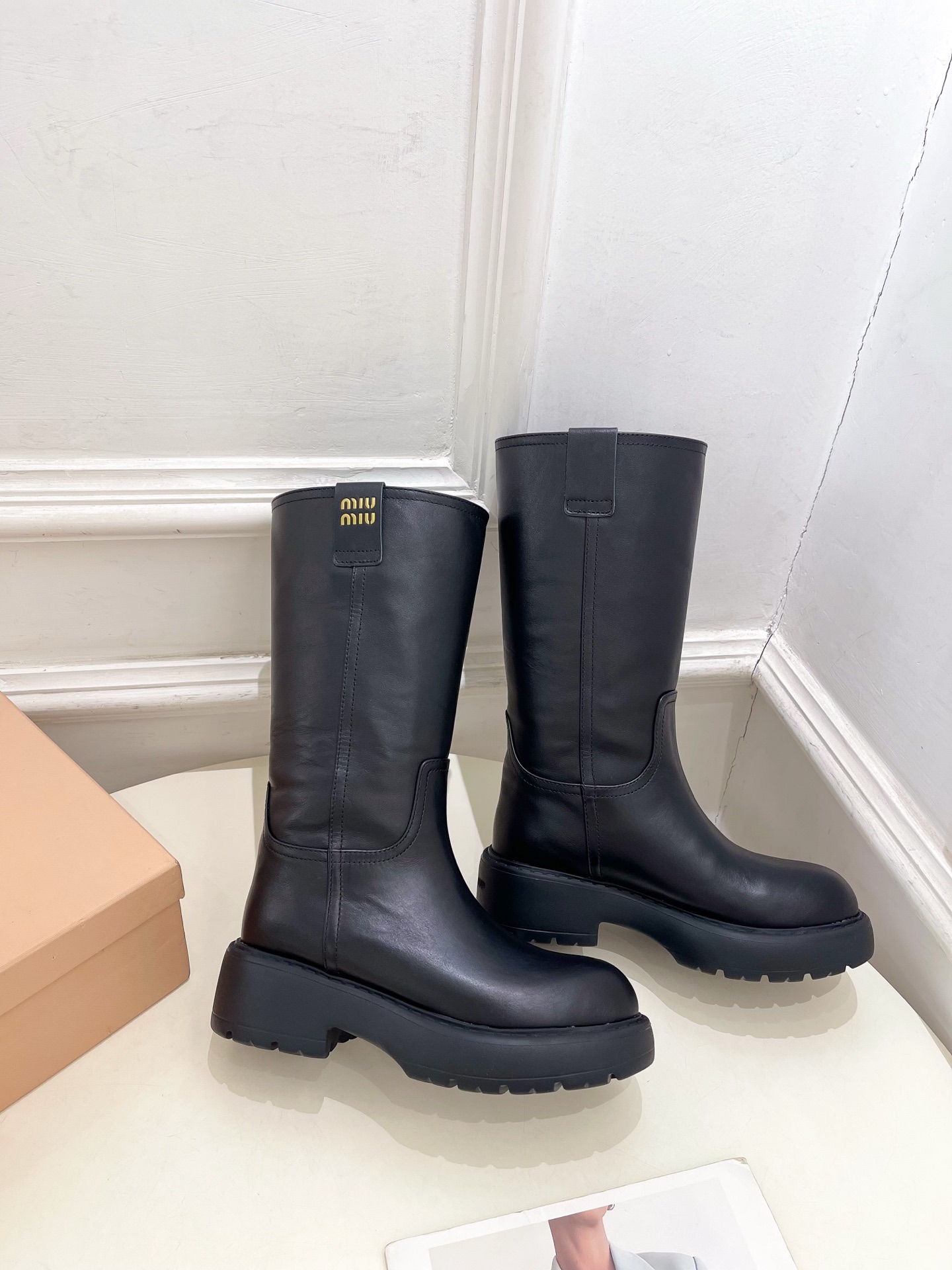 Miu Miu | 缪缪  25𝐬𝐬

🖤2025秋冬新品   专柜主打最新走秀款一脚蹬中筒靴上新！

