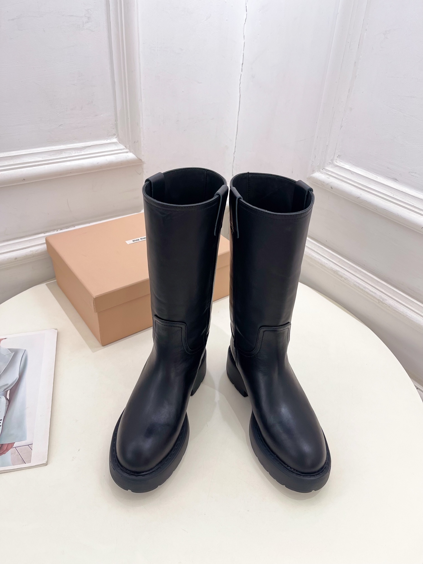 Miu Miu | 缪缪  25𝐬𝐬

🖤2025秋冬新品   专柜主打最新走秀款一脚蹬中筒靴上新！

