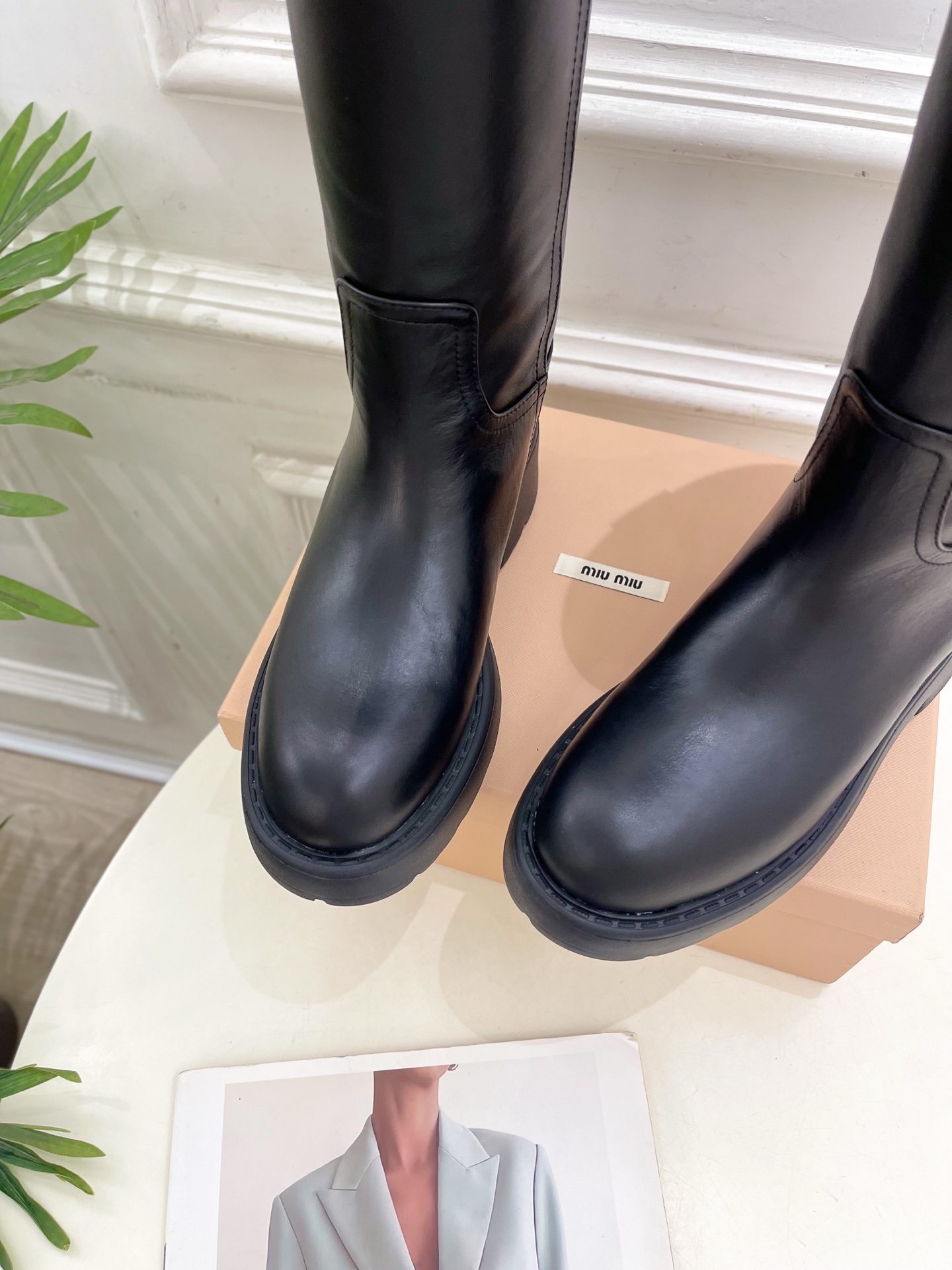 Miu Miu | 缪缪  25𝐬𝐬

🖤2025秋冬新品   专柜主打最新走秀款一脚蹬中筒靴上新！

