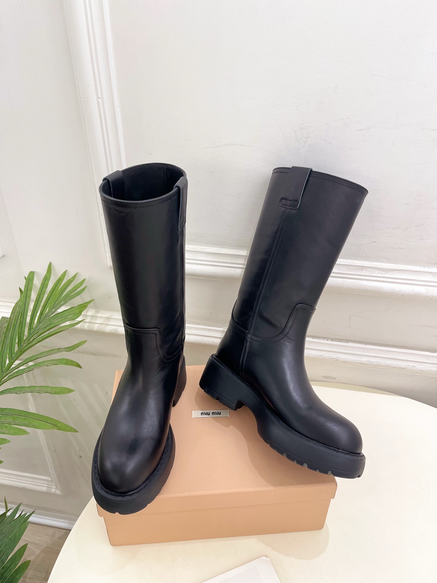Miu Miu | 缪缪  25𝐬𝐬

🖤2025秋冬新品   专柜主打最新走秀款一脚蹬中筒靴上新！

