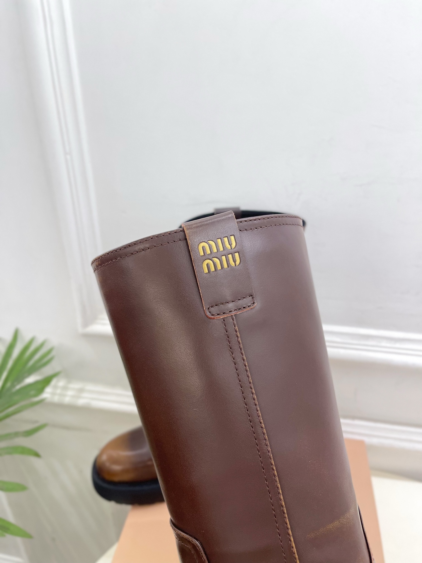 Miu Miu | 缪缪  25𝐬𝐬

🖤2025秋冬新品   专柜主打最新走秀款一脚蹬中筒靴上新！

