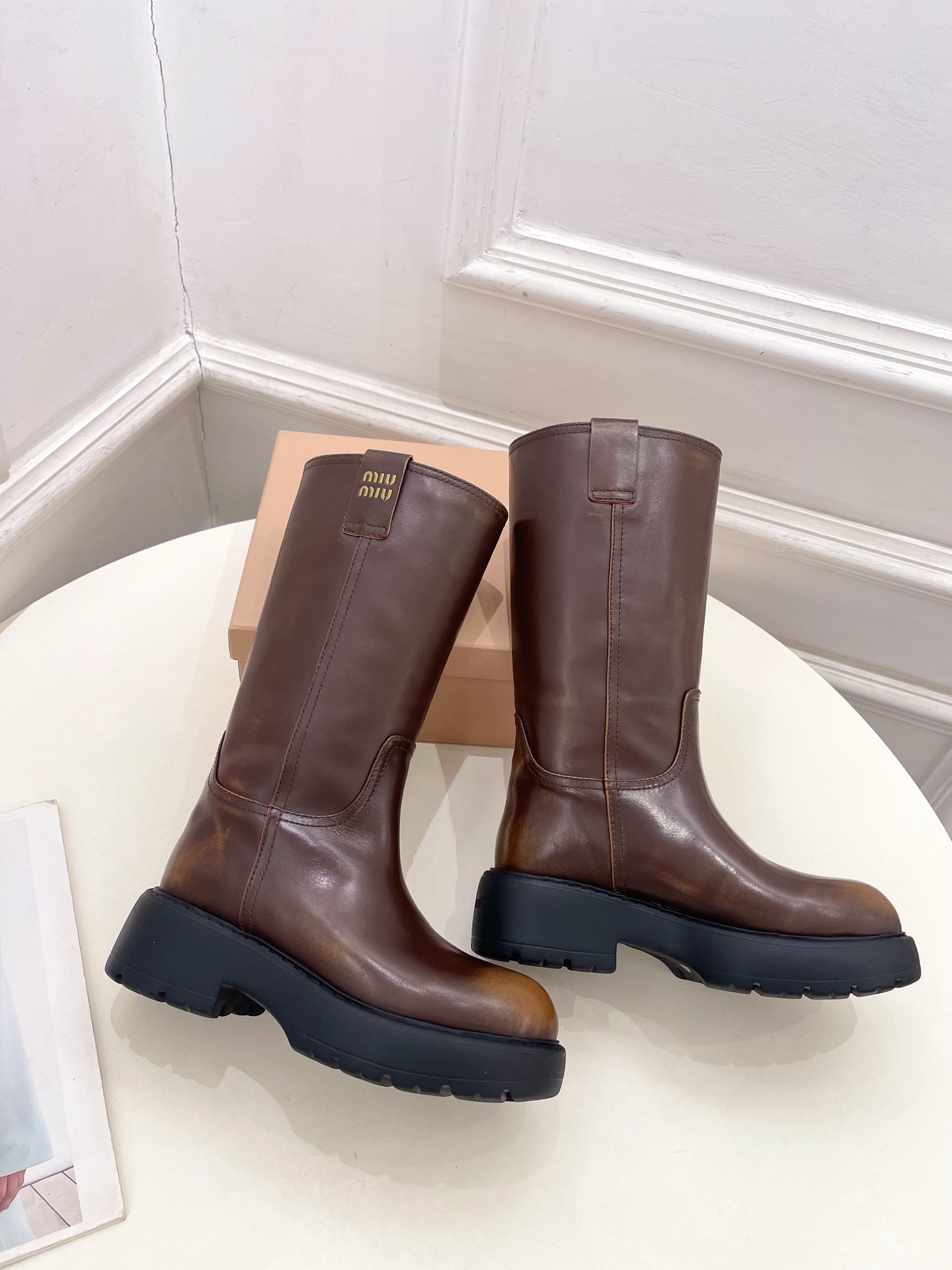 Miu Miu | 缪缪  25𝐬𝐬

🖤2025秋冬新品   专柜主打最新走秀款一脚蹬中筒靴上新！

