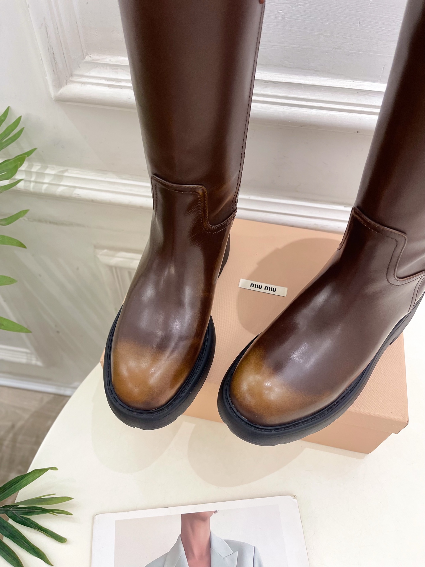 Miu Miu | 缪缪  25𝐬𝐬

🖤2025秋冬新品   专柜主打最新走秀款一脚蹬中筒靴上新！

