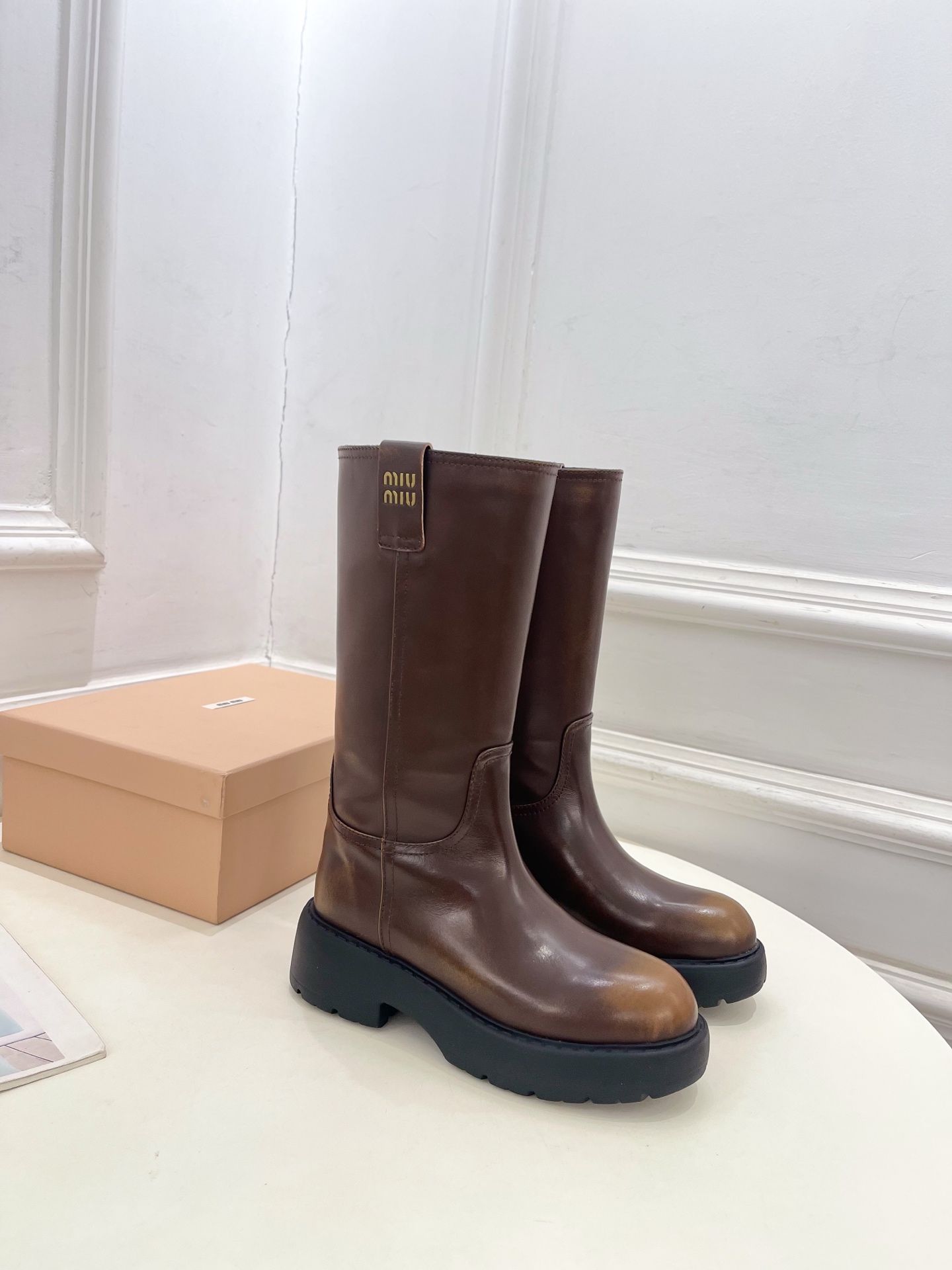 Miu Miu | 缪缪  25𝐬𝐬

🖤2025秋冬新品   专柜主打最新走秀款一脚蹬中筒靴上新！

