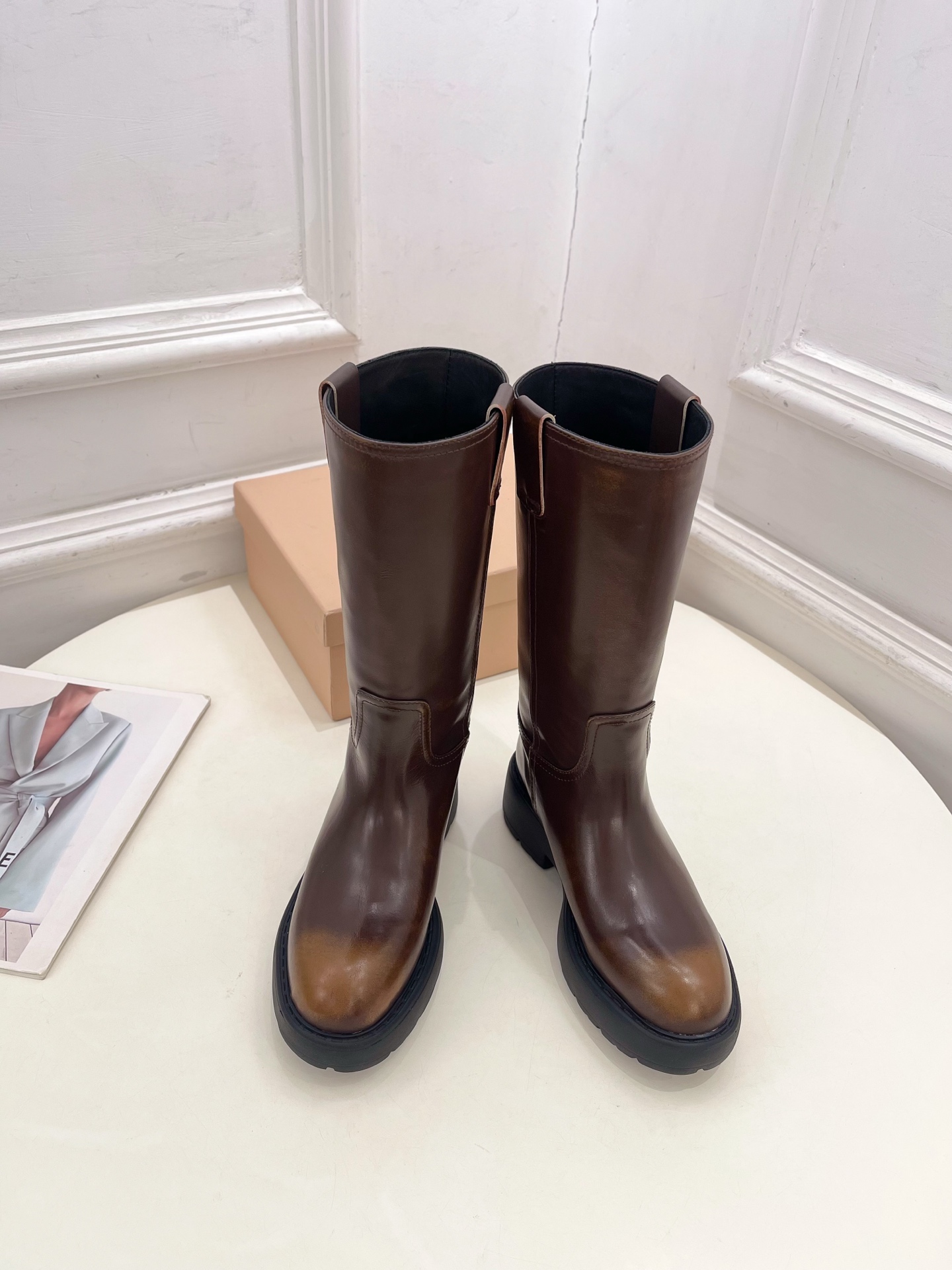 Miu Miu | 缪缪  25𝐬𝐬

🖤2025秋冬新品   专柜主打最新走秀款一脚蹬中筒靴上新！

