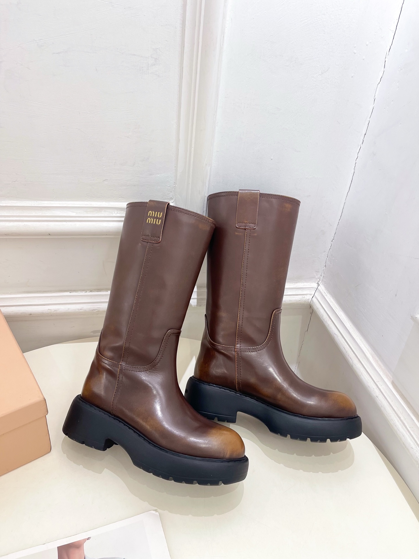 Miu Miu | 缪缪  25𝐬𝐬

🖤2025秋冬新品   专柜主打最新走秀款一脚蹬中筒靴上新！

