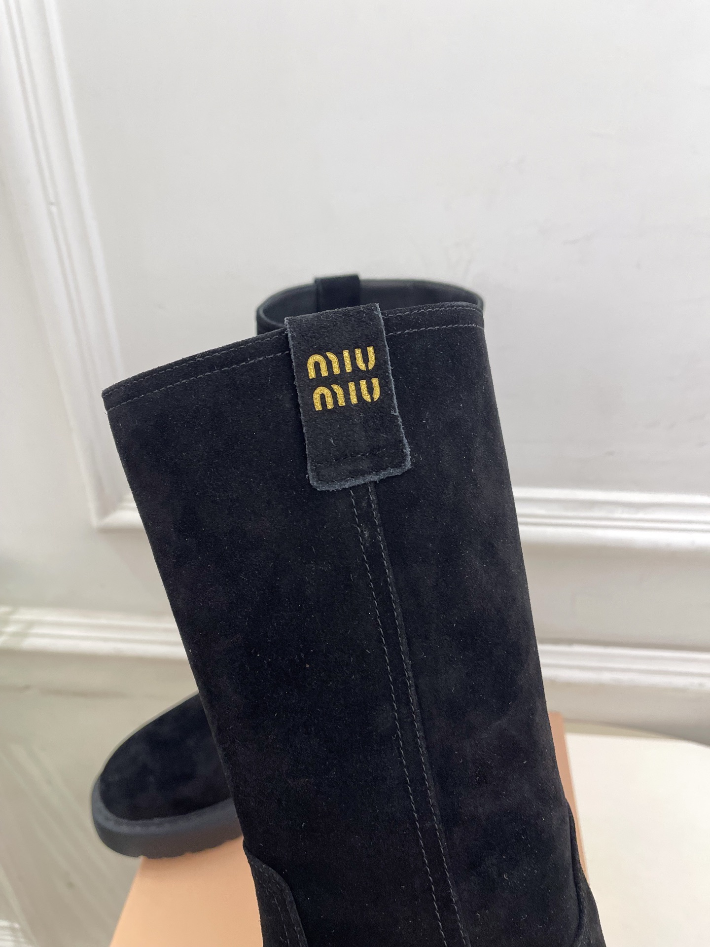 Miu Miu | 缪缪  25𝐬𝐬

🖤2025秋冬新品   专柜主打最新走秀款一脚蹬中筒靴上新！

