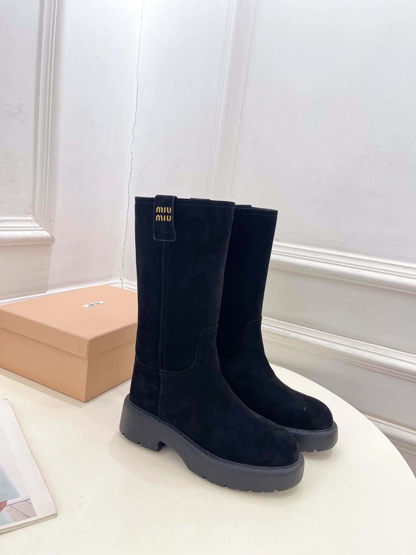 Miu Miu | 缪缪  25𝐬𝐬

🖤2025秋冬新品   专柜主打最新走秀款一脚蹬中筒靴上新！

