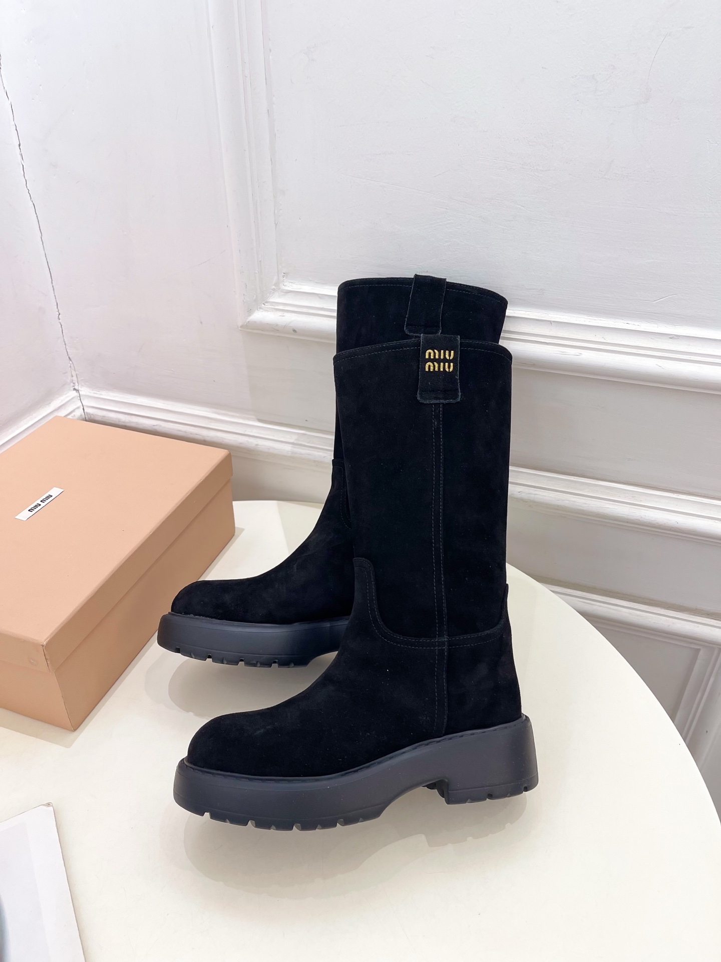 Miu Miu | 缪缪  25𝐬𝐬

🖤2025秋冬新品   专柜主打最新走秀款一脚蹬中筒靴上新！

