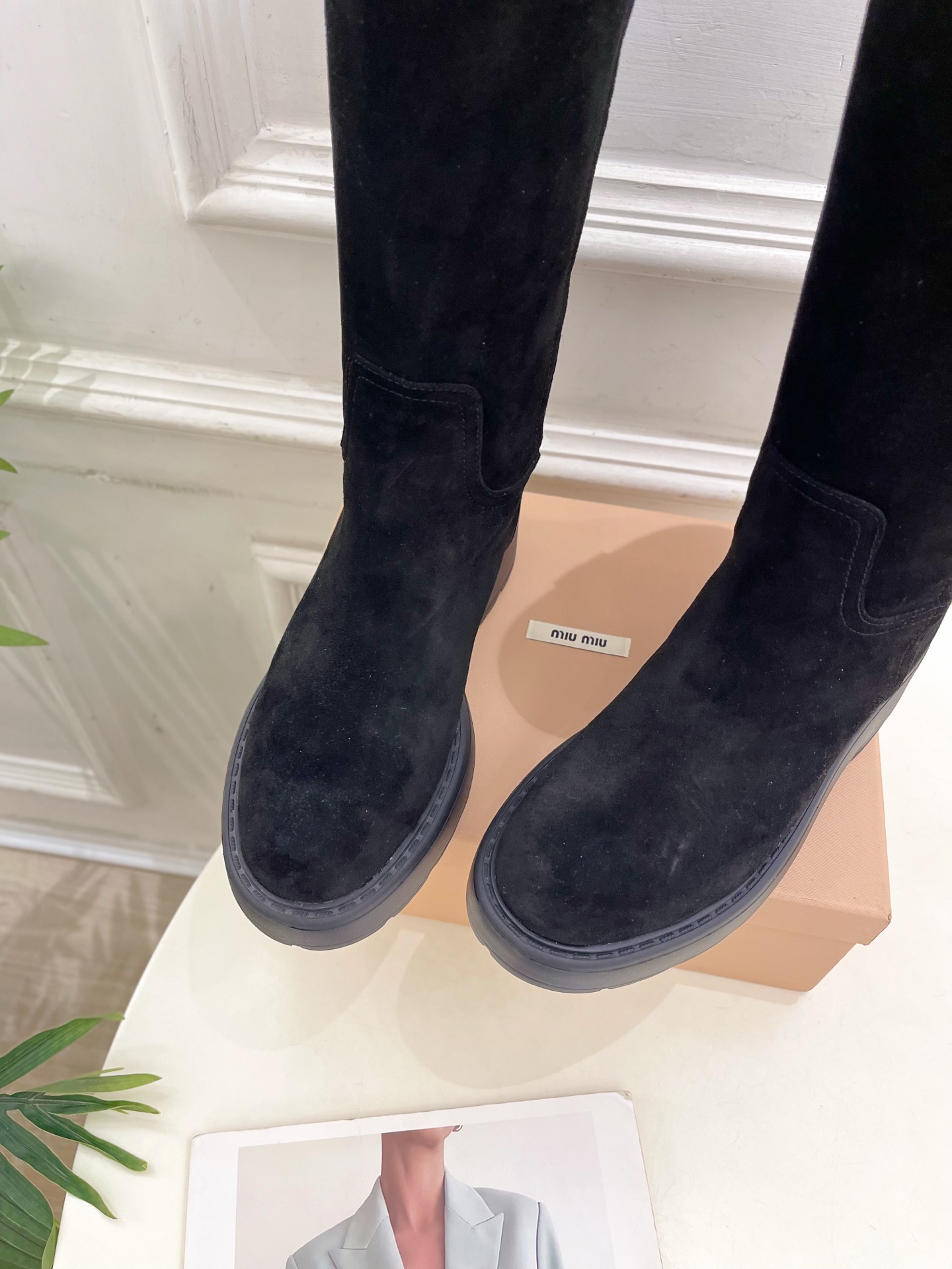 Miu Miu | 缪缪  25𝐬𝐬

🖤2025秋冬新品   专柜主打最新走秀款一脚蹬中筒靴上新！


