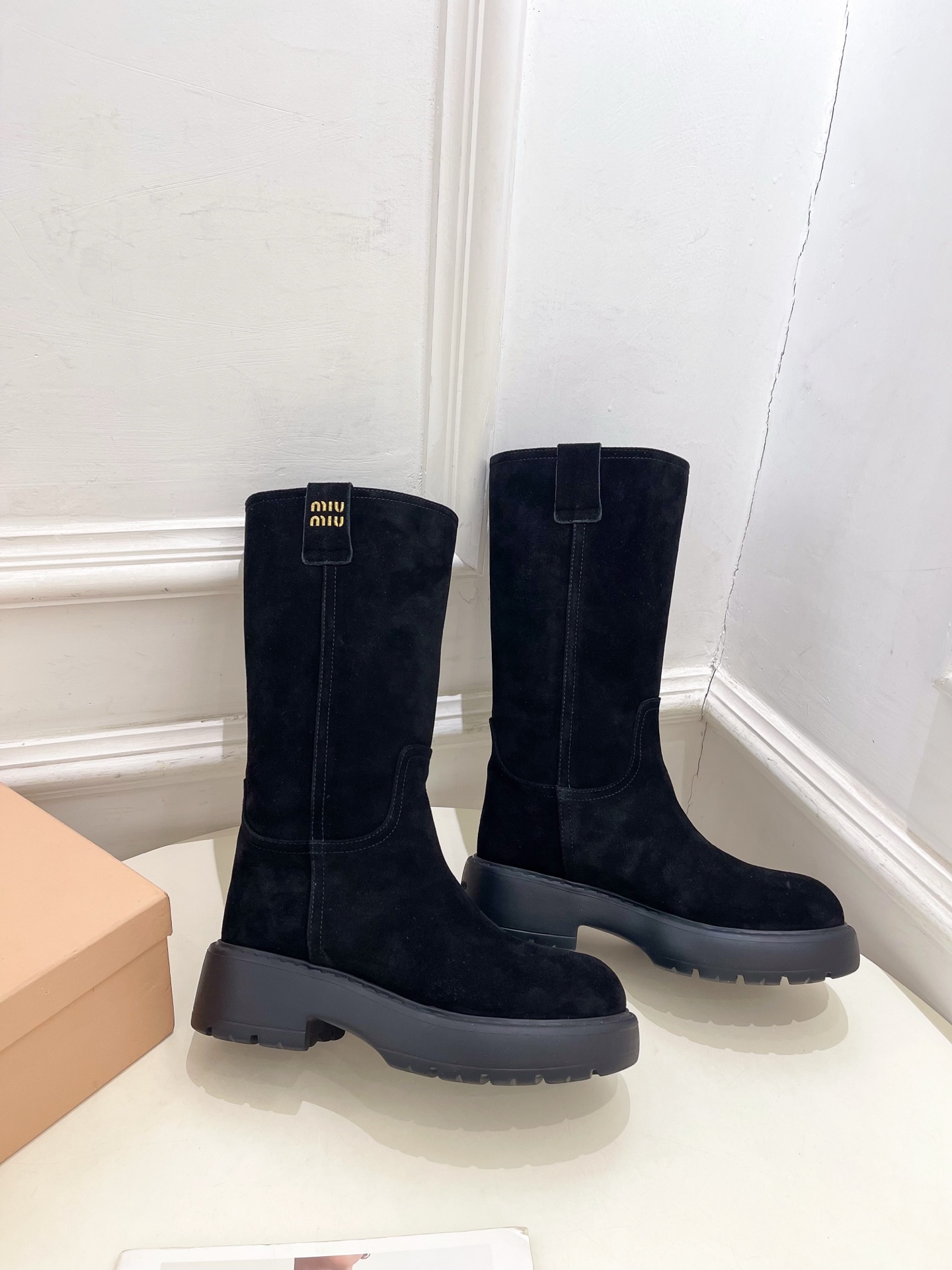 Miu Miu | 缪缪  25𝐬𝐬

🖤2025秋冬新品   专柜主打最新走秀款一脚蹬中筒靴上新！

