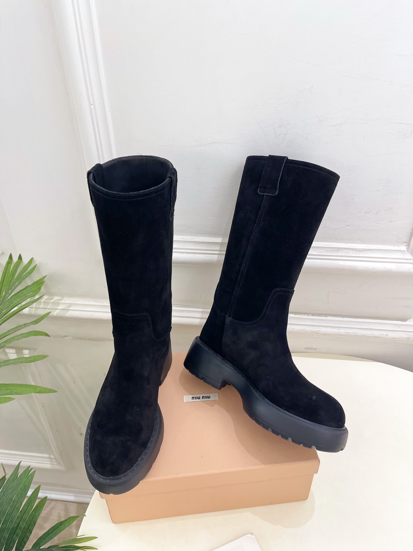 Miu Miu | 缪缪  25𝐬𝐬

🖤2025秋冬新品   专柜主打最新走秀款一脚蹬中筒靴上新！

