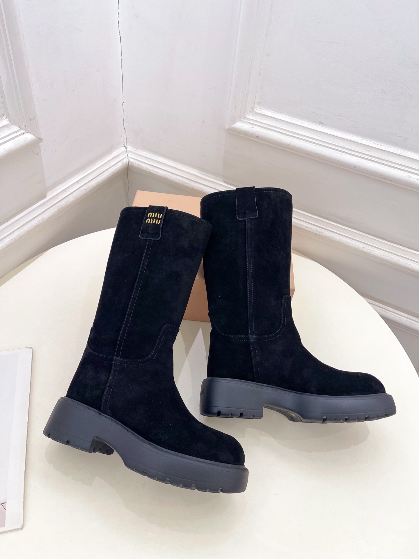 Miu Miu | 缪缪  25𝐬𝐬

🖤2025秋冬新品   专柜主打最新走秀款一脚蹬中筒靴上新！

