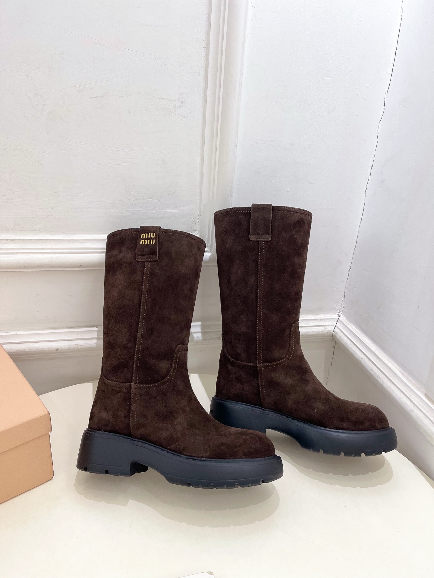 Miu Miu | 缪缪  25𝐬𝐬

🖤2025秋冬新品   专柜主打最新走秀款一脚蹬中筒靴上新！

