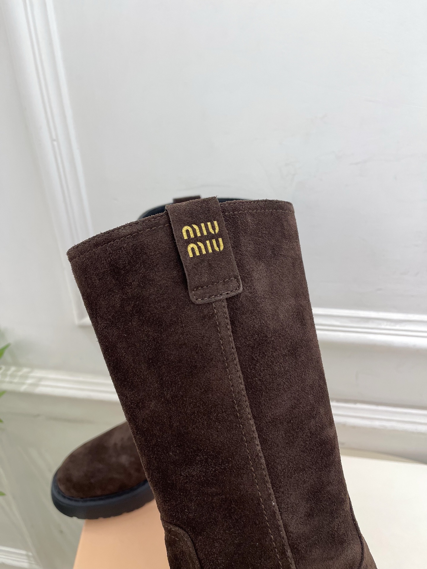 Miu Miu | 缪缪  25𝐬𝐬

🖤2025秋冬新品   专柜主打最新走秀款一脚蹬中筒靴上新！

