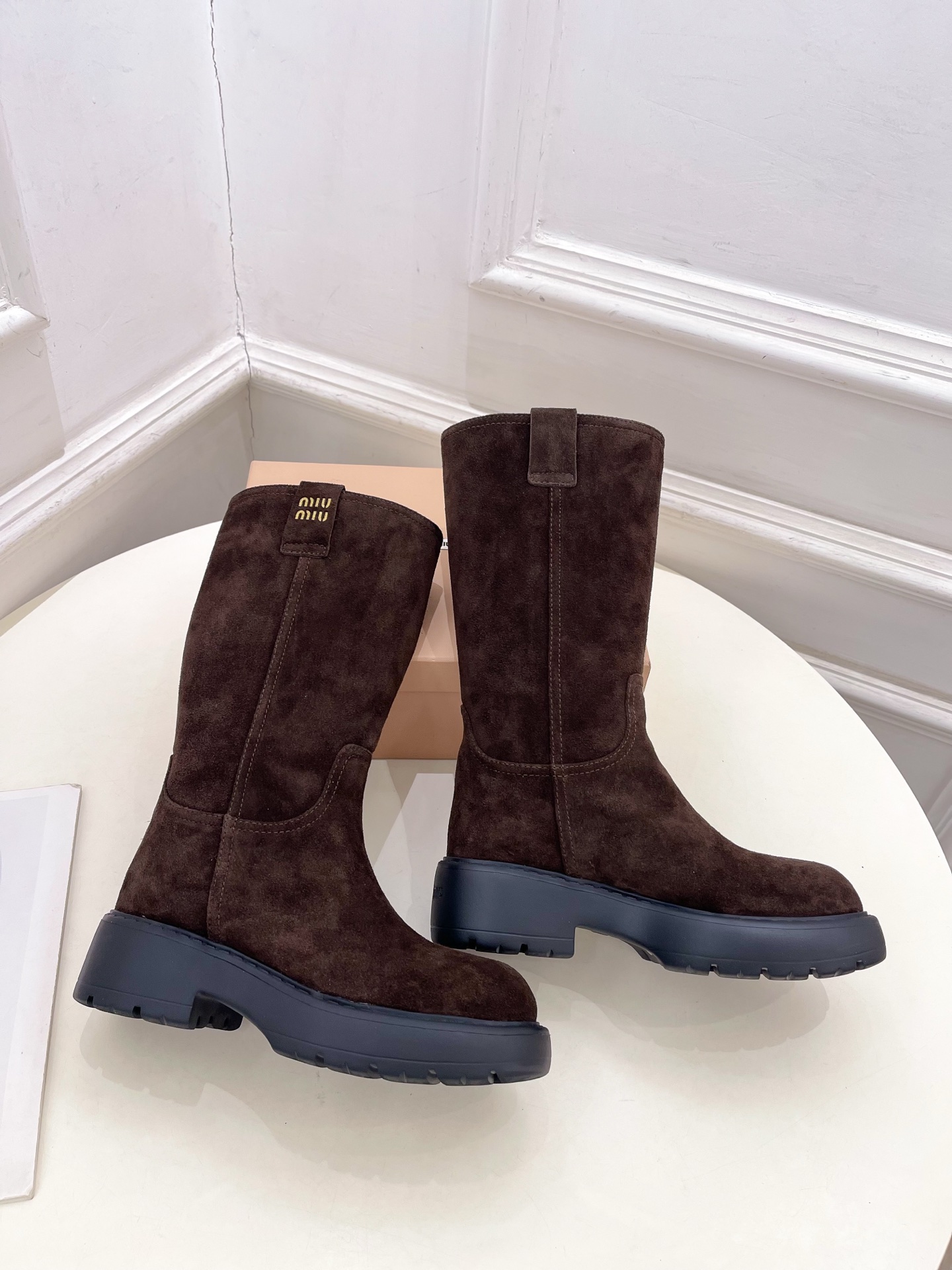 Miu Miu | 缪缪  25𝐬𝐬

🖤2025秋冬新品   专柜主打最新走秀款一脚蹬中筒靴上新！

