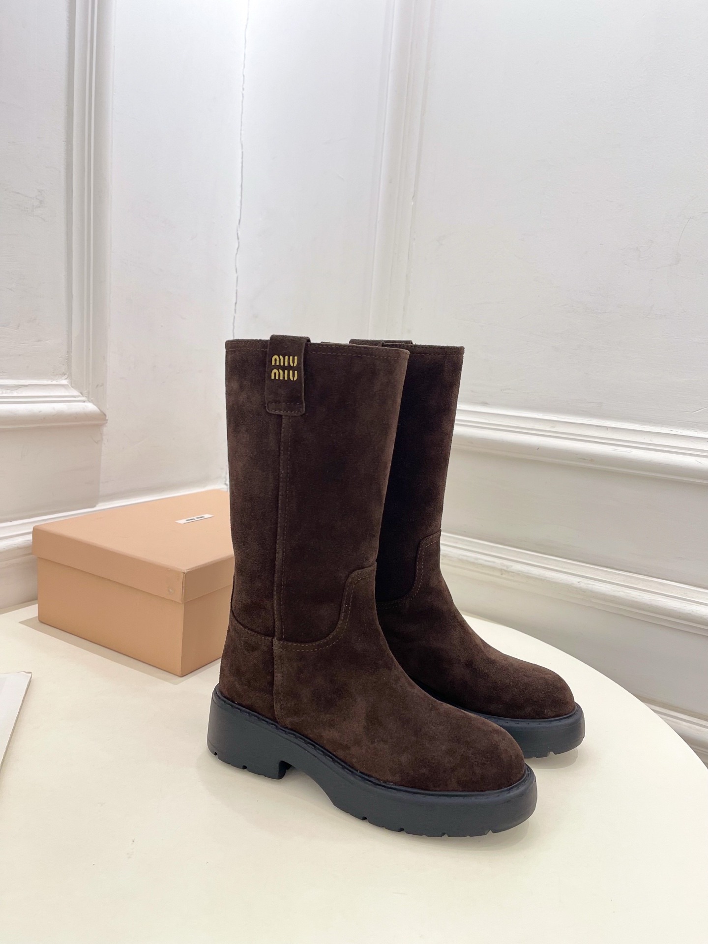Miu Miu | 缪缪  25𝐬𝐬

🖤2025秋冬新品   专柜主打最新走秀款一脚蹬中筒靴上新！

