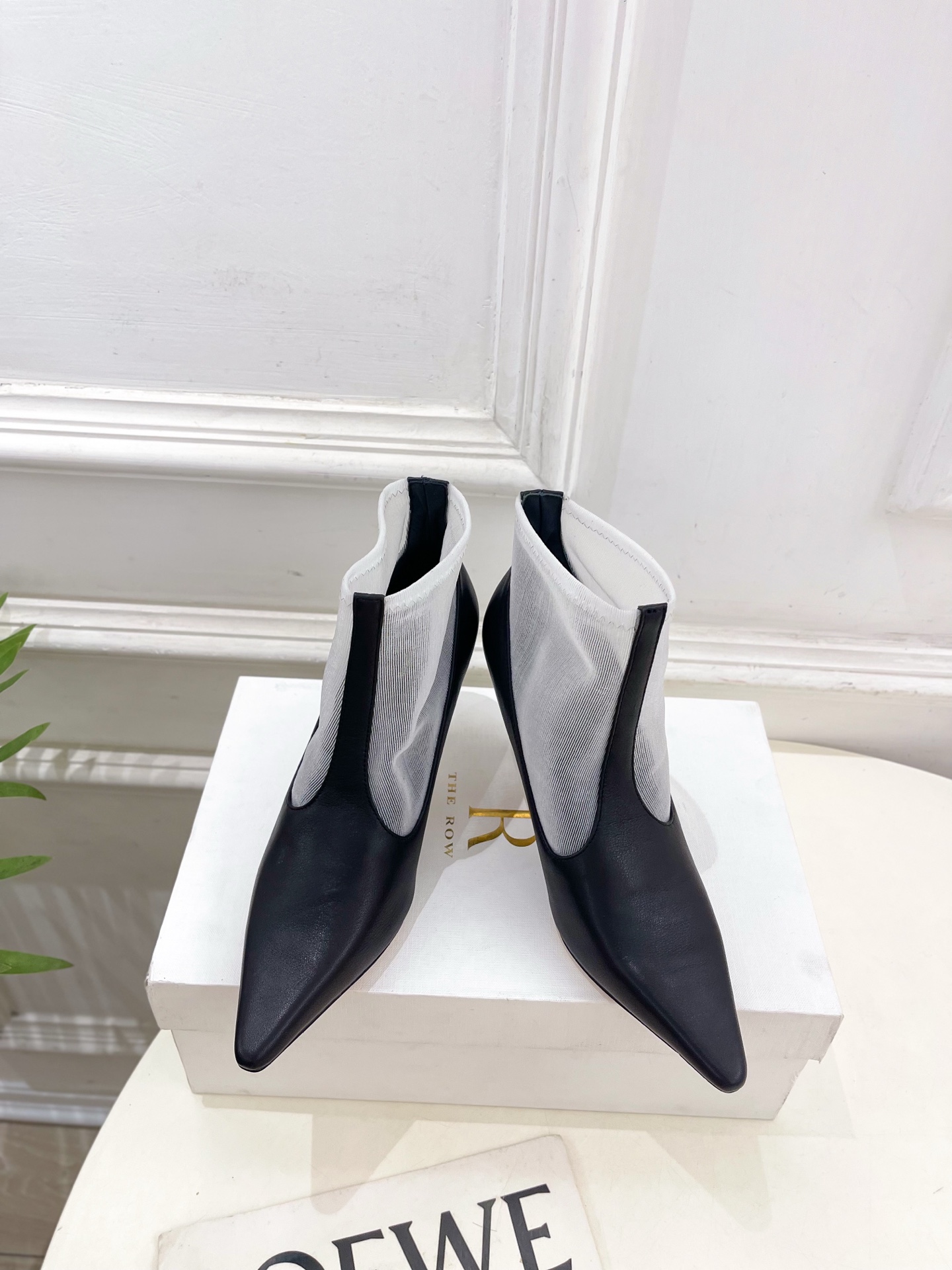 The row 2025秋冬新品 网纱尖头高跟短靴
—————————
作为这两年最受欢迎的设计师牌，设