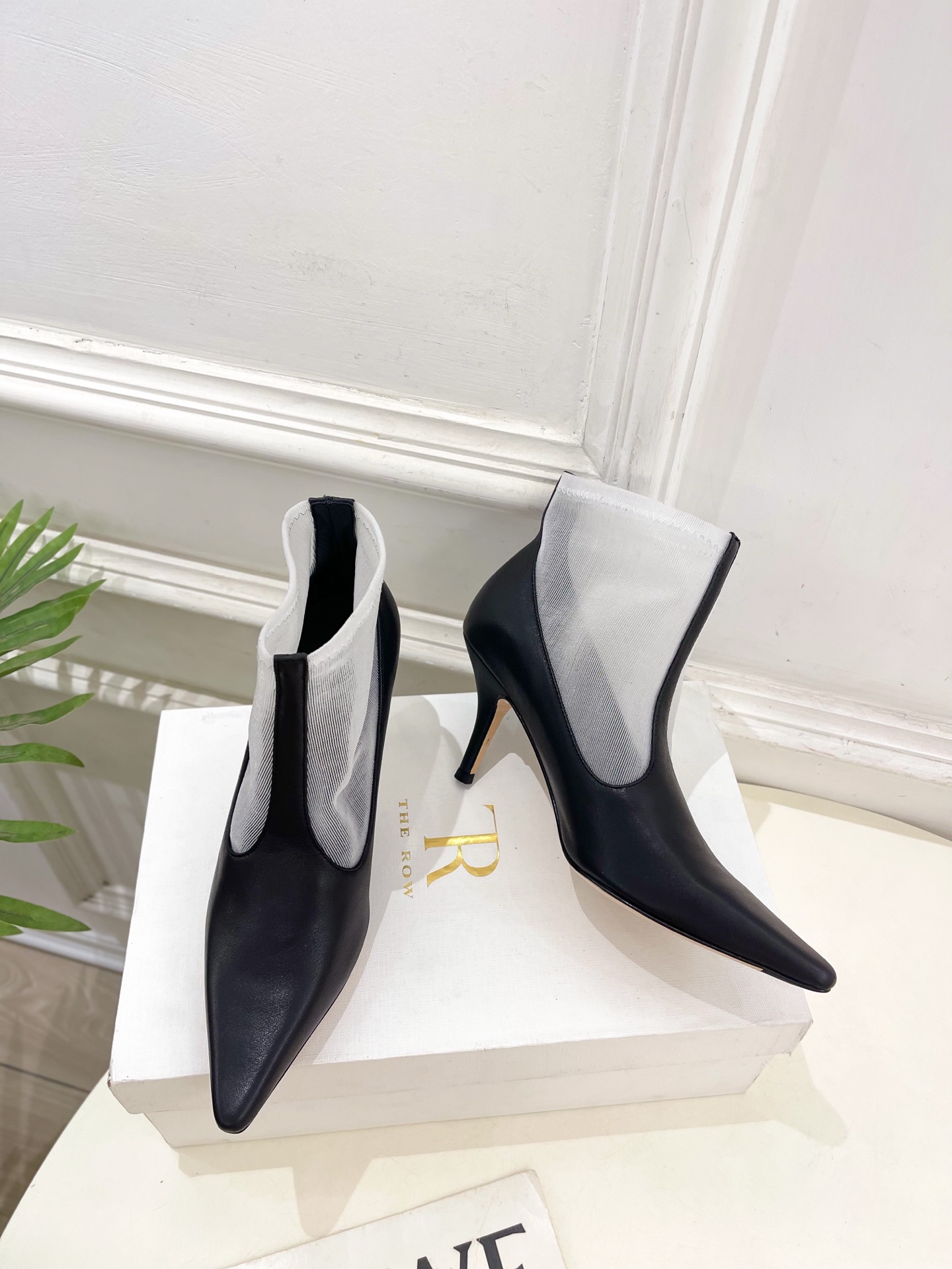 The row 2025秋冬新品 网纱尖头高跟短靴
—————————
作为这两年最受欢迎的设计师牌，设
