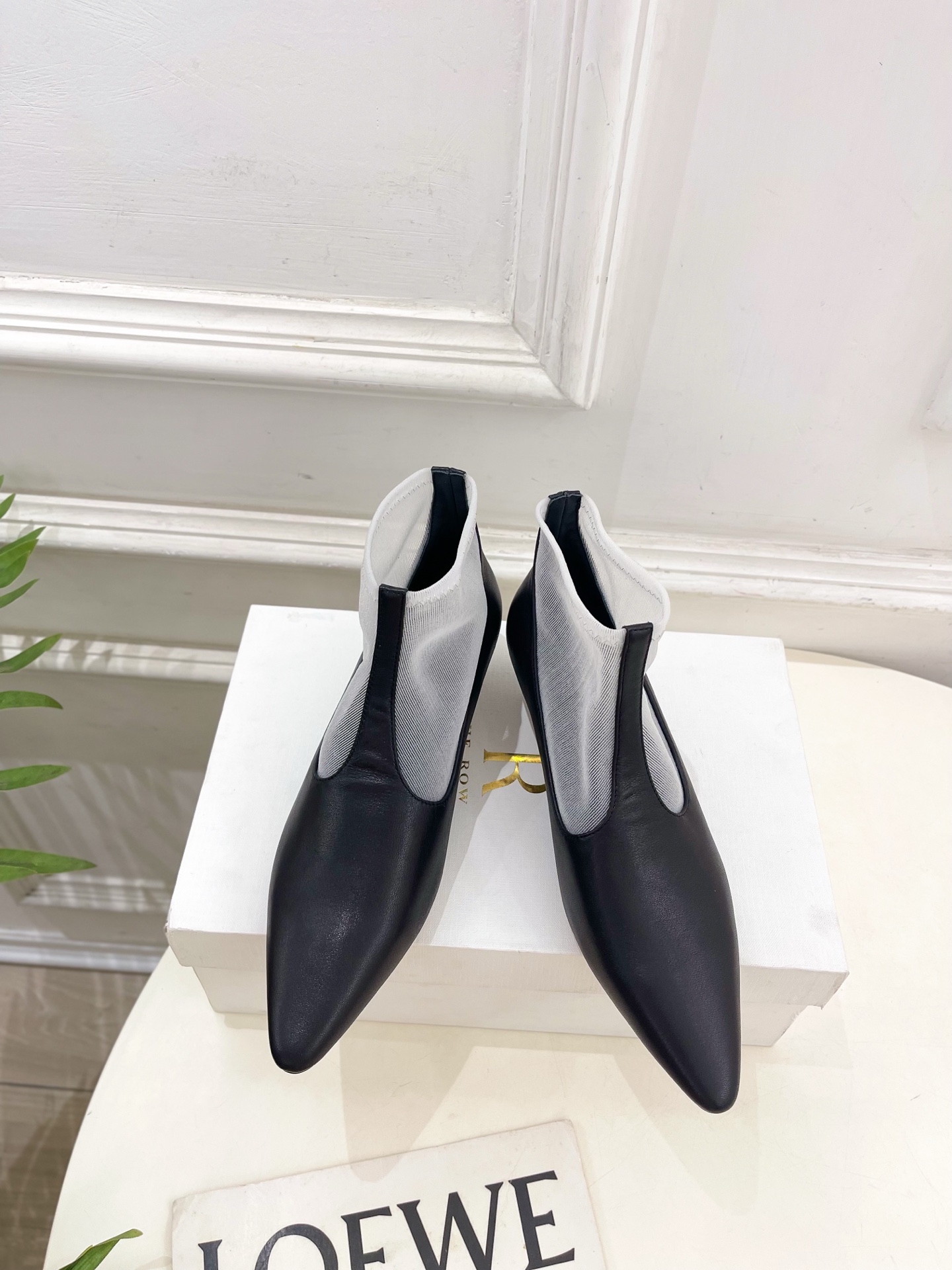 The row 2025秋冬新品 网纱尖头矮跟短靴
—————————
作为这两年最受欢迎的设计师牌，设