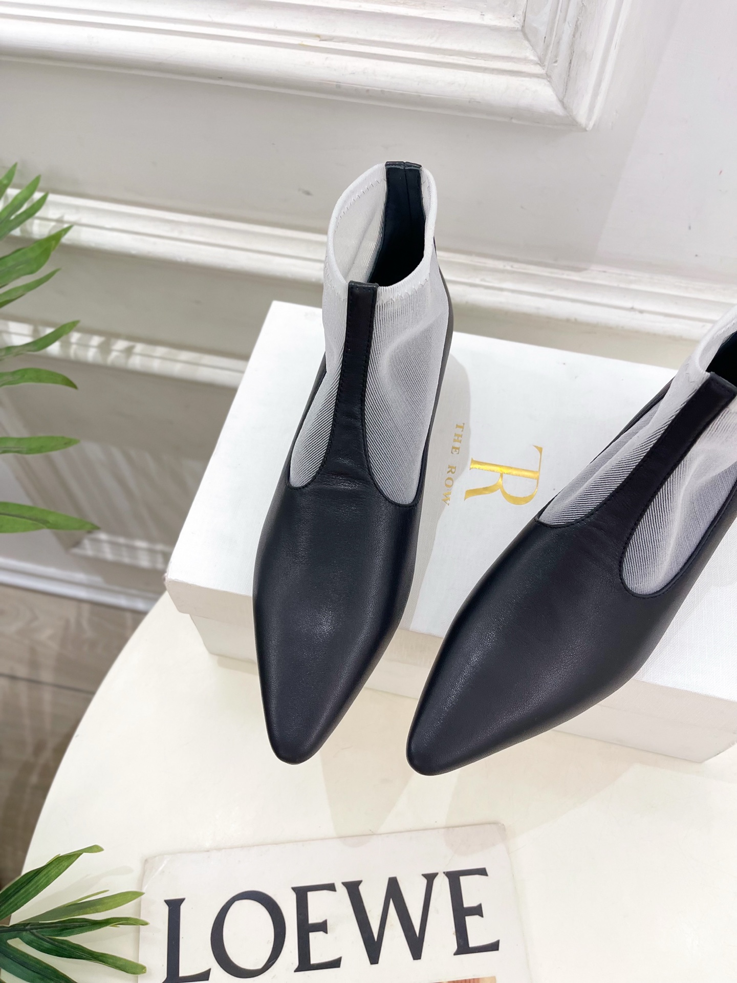 The row 2025秋冬新品 网纱尖头矮跟短靴
—————————
作为这两年最受欢迎的设计师牌，设