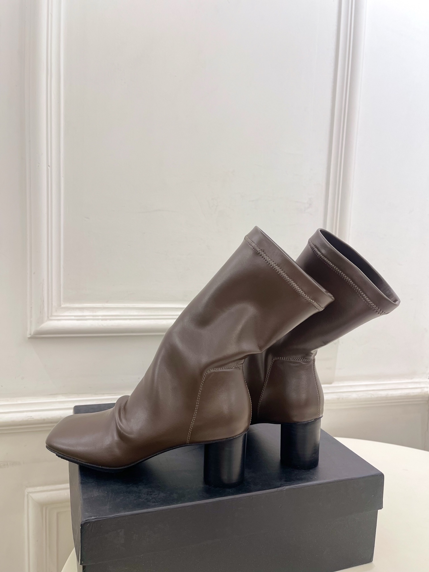 Uma WANG 2025 Autumn Winter Collection: Simple, Elaborate, Fresh Design with Original Materials. - 图片 6