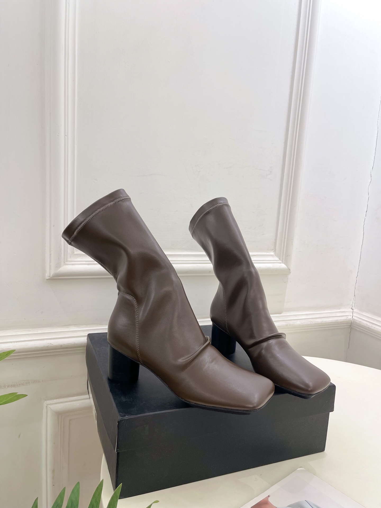 Uma WANG 2025 Autumn Winter Collection: Simple, Elaborate, Fresh Design with Original Materials. - 图片 2