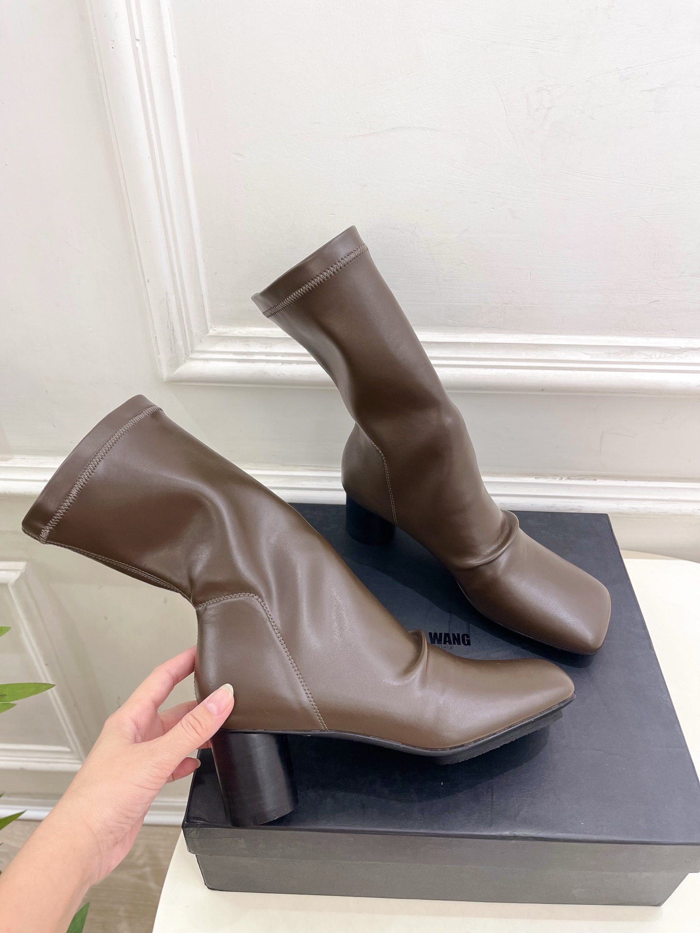 Uma WANG 2025 Autumn Winter Collection: Simple, Elaborate, Fresh Design with Original Materials. - 图片 4