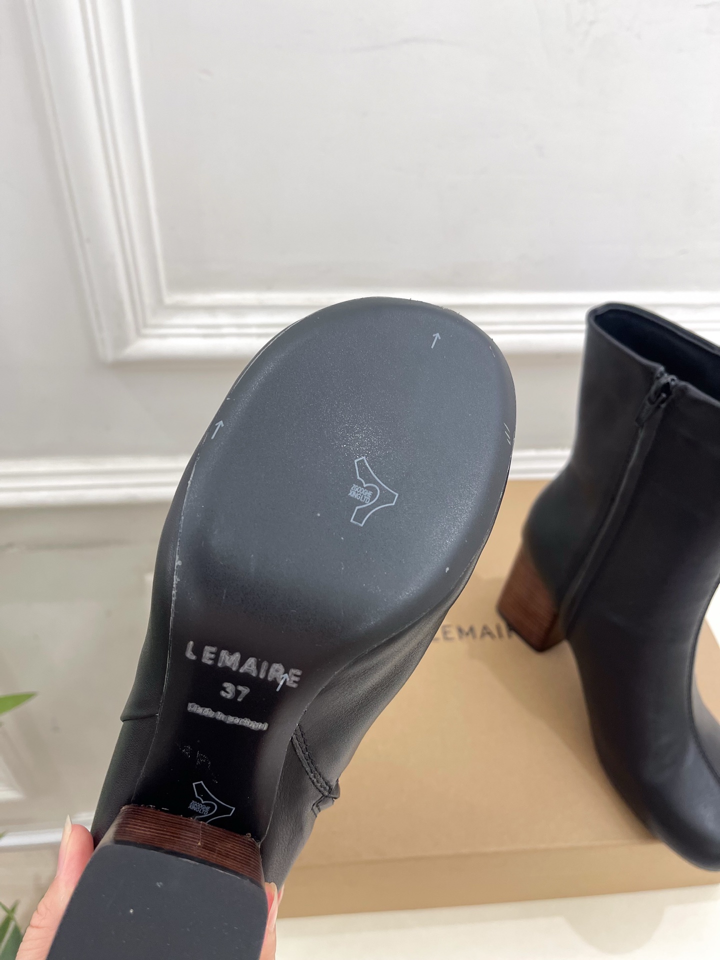 LEMAIRE  2025秋冬新品 经典复古粗跟短靴
—————————
作为这两年最受欢迎的设计师牌，