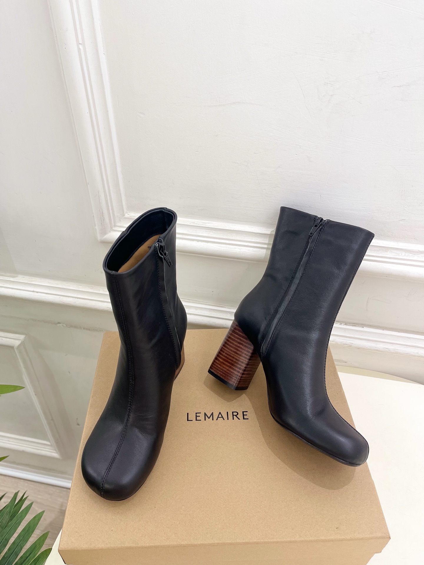 LEMAIRE  2025秋冬新品 经典复古粗跟短靴
—————————
作为这两年最受欢迎的设计师牌，