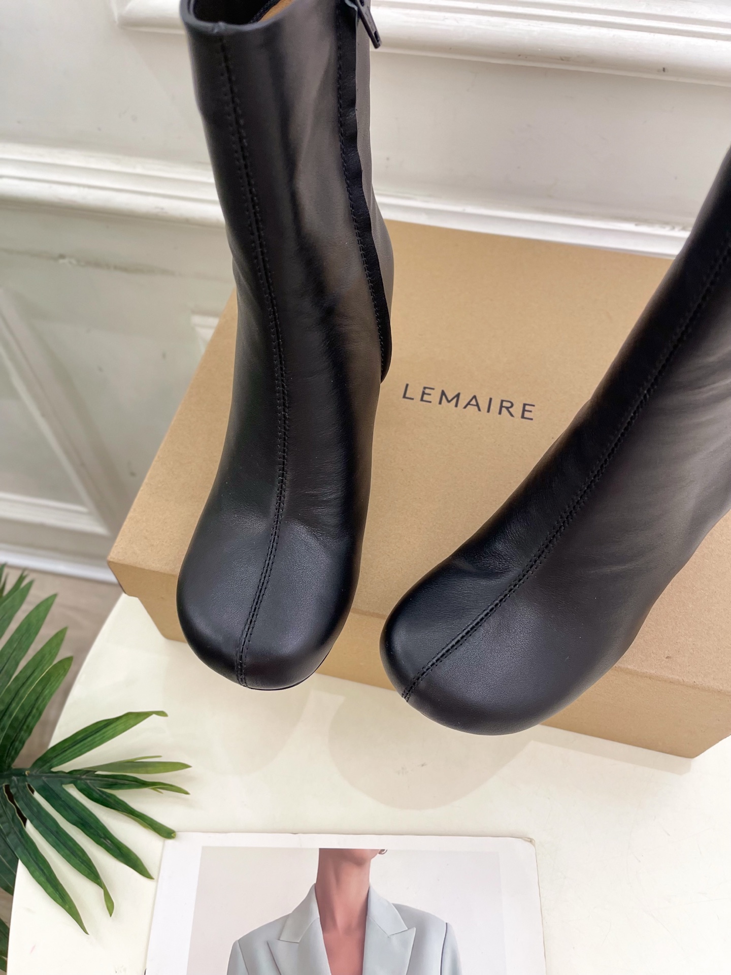 LEMAIRE  2025秋冬新品 经典复古粗跟短靴
—————————
作为这两年最受欢迎的设计师牌，