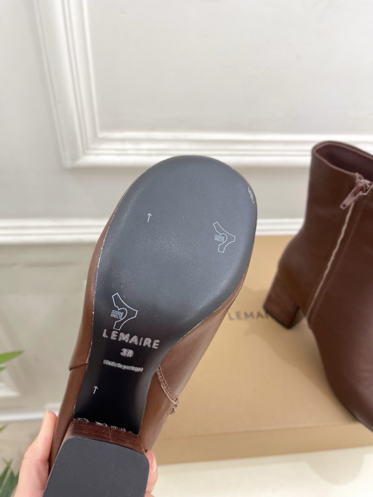 LEMAIRE  2025秋冬新品 经典复古粗跟短靴
—————————
作为这两年最受欢迎的设计师牌，