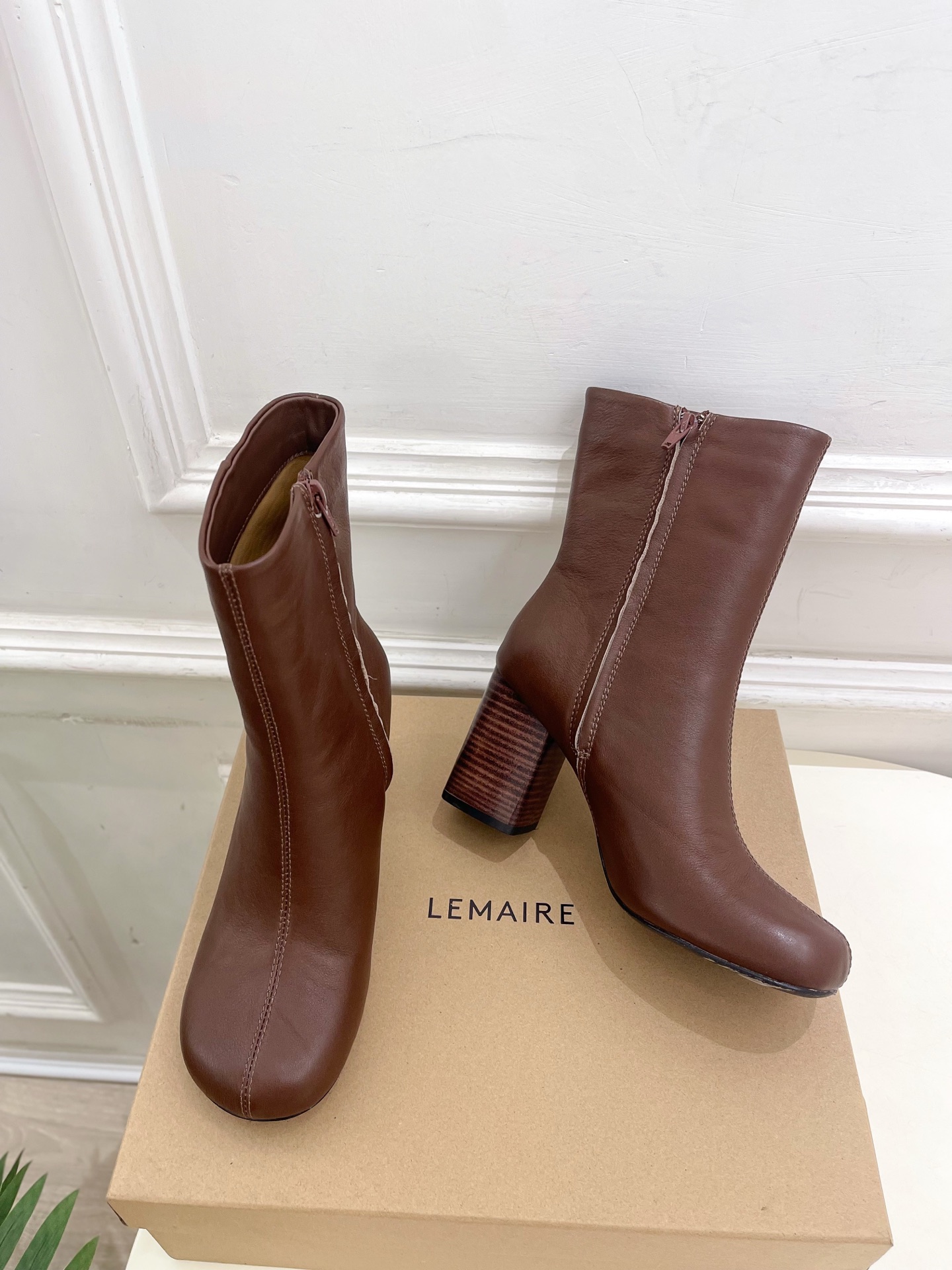 LEMAIRE  2025秋冬新品 经典复古粗跟短靴
—————————
作为这两年最受欢迎的设计师牌，