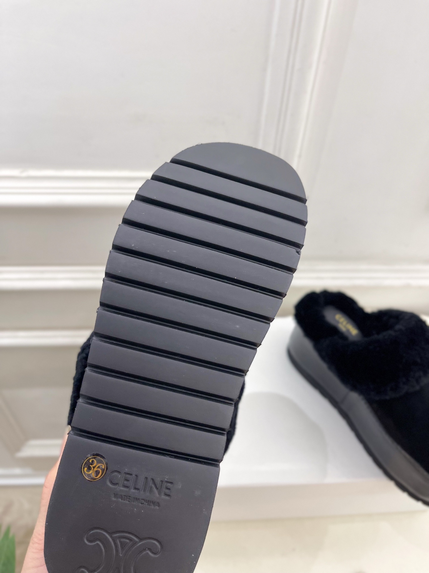 CELINE | 赛琳 25𝐬𝐬
💛2025秋冬新品 凯旋门厚底毛毛半拖鞋上新!
🔜BS 这一