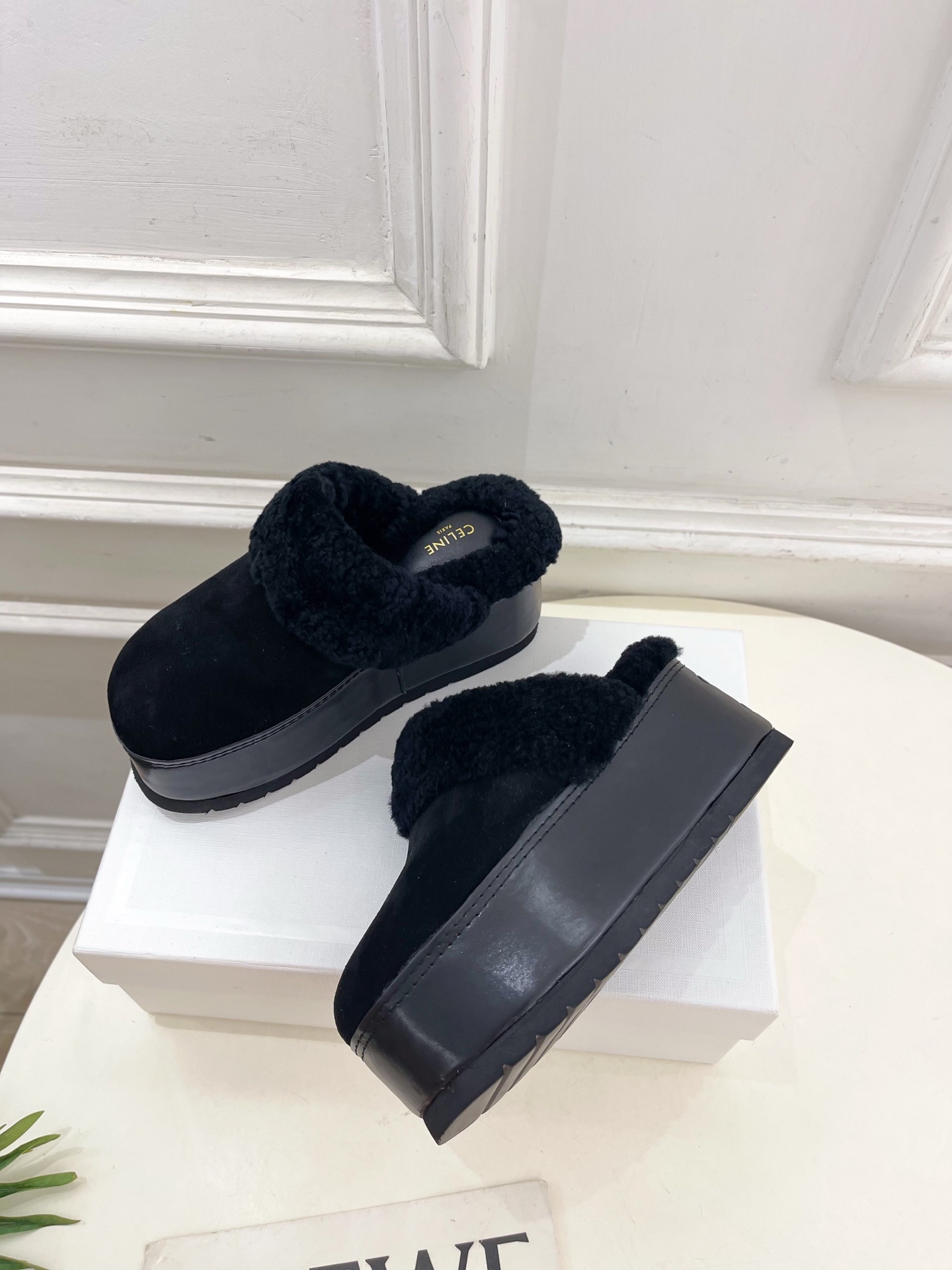 CELINE | 赛琳 25𝐬𝐬
💛2025秋冬新品 凯旋门厚底毛毛半拖鞋上新!
🔜BS 这一