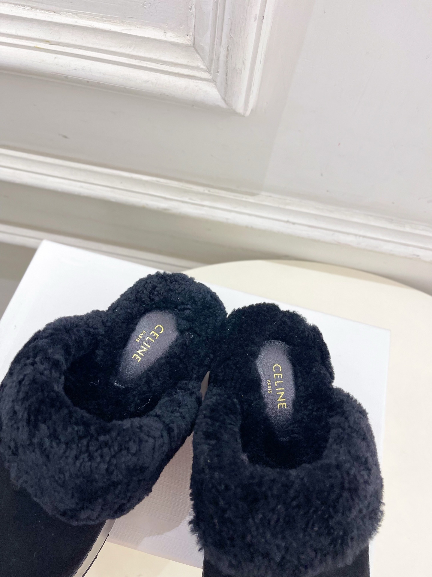 CELINE | 赛琳 25𝐬𝐬
💛2025秋冬新品 凯旋门厚底毛毛半拖鞋上新!
🔜BS 这一