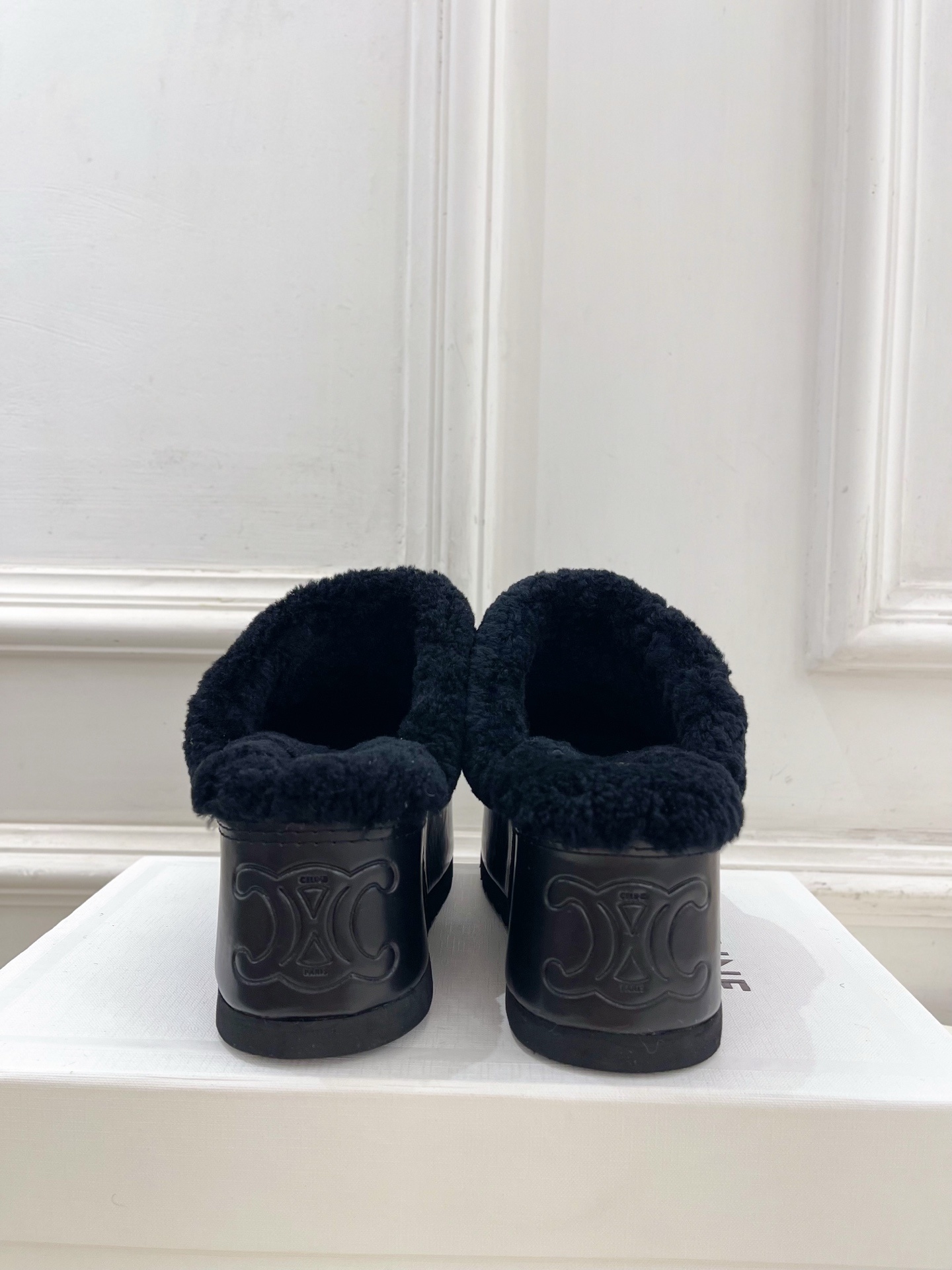 CELINE | 赛琳 25𝐬𝐬
💛2025秋冬新品 凯旋门厚底毛毛半拖鞋上新!
🔜BS 这一