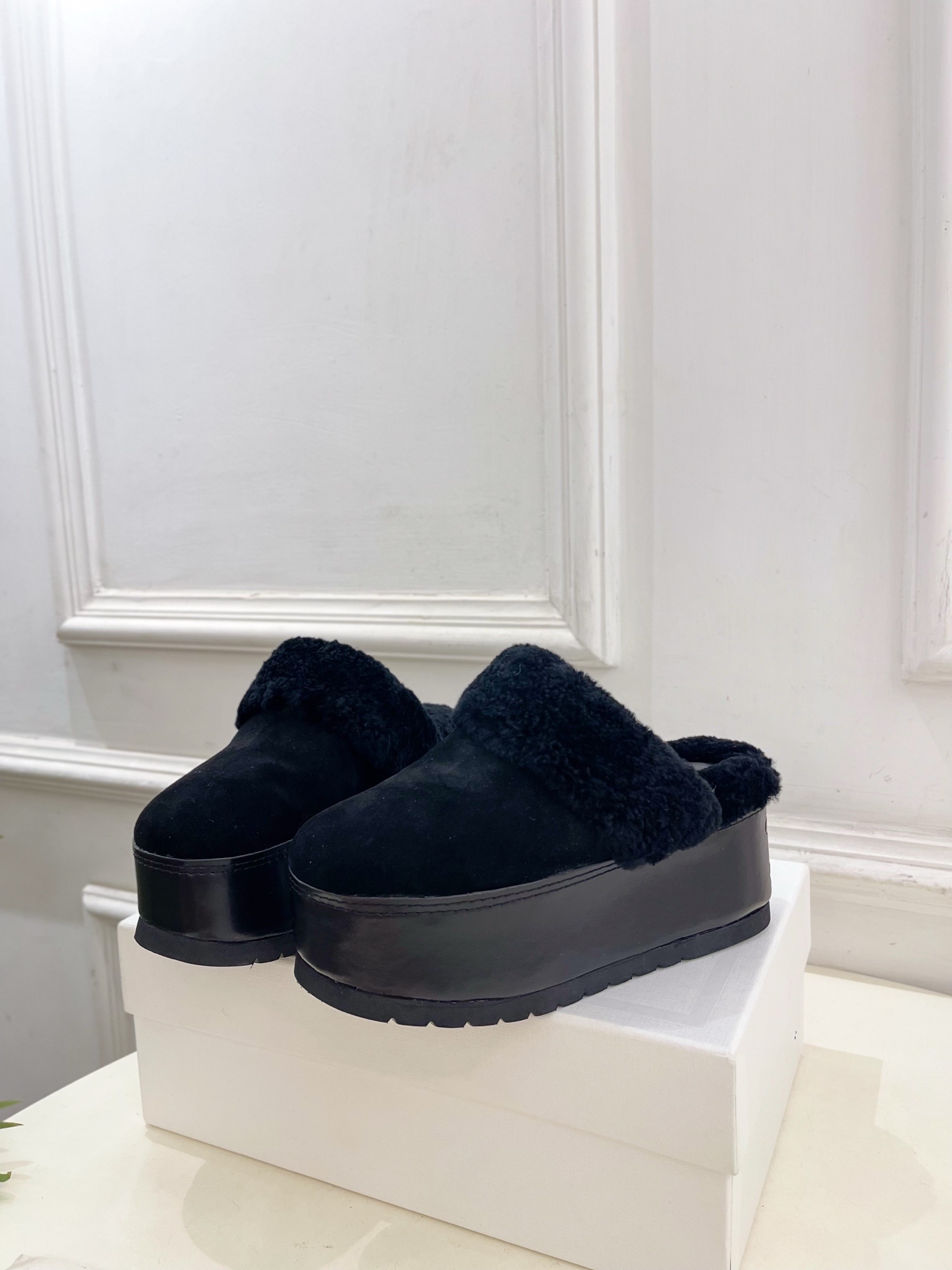 CELINE | 赛琳 25𝐬𝐬
💛2025秋冬新品 凯旋门厚底毛毛半拖鞋上新!
🔜BS 这一