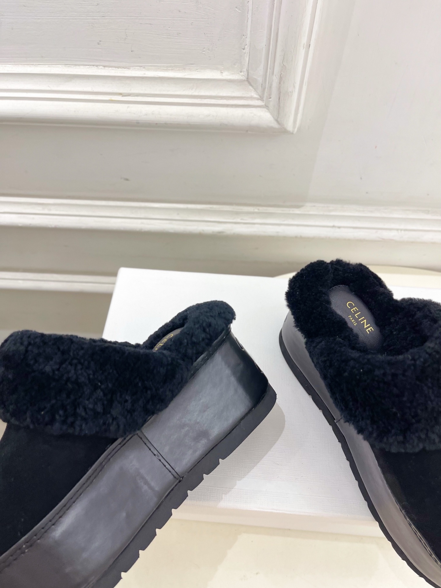 CELINE | 赛琳 25𝐬𝐬
💛2025秋冬新品 凯旋门厚底毛毛半拖鞋上新!
🔜BS 这一