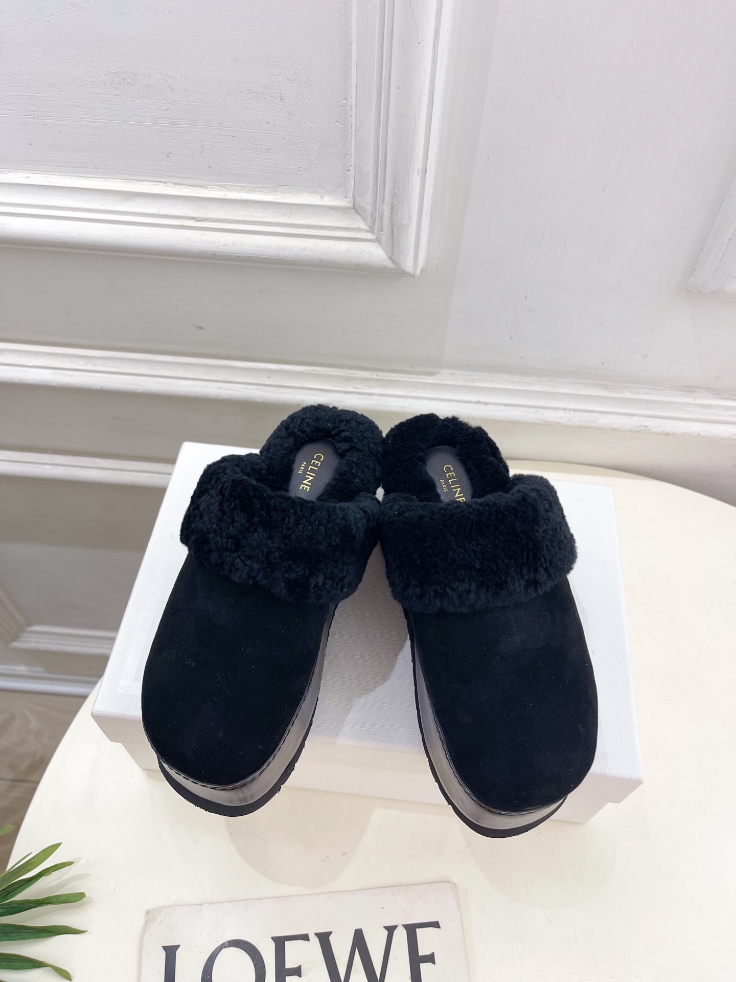 CELINE | 赛琳 25𝐬𝐬
💛2025秋冬新品 凯旋门厚底毛毛半拖鞋上新!
🔜BS 这一
