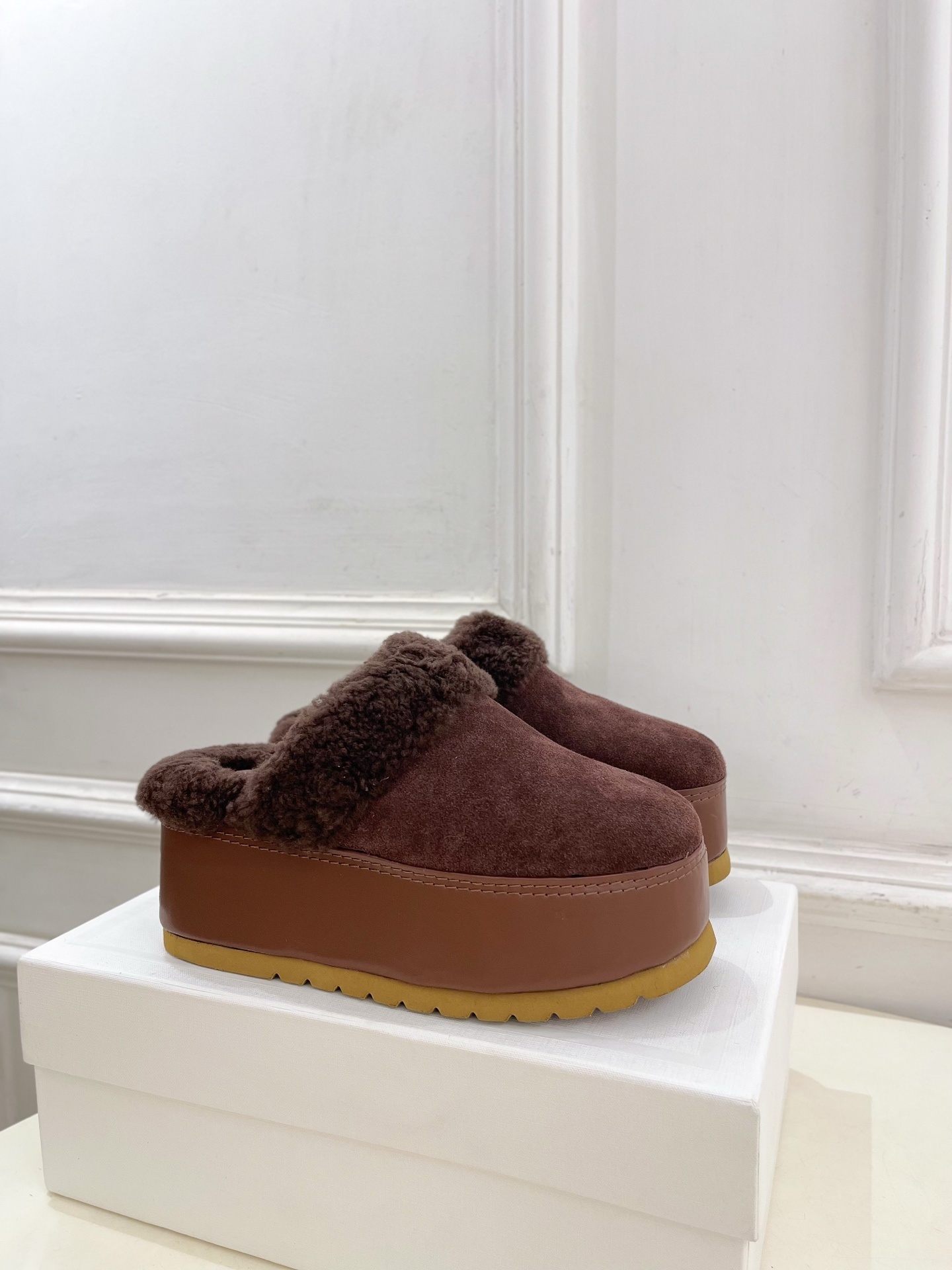 CELINE | 赛琳 25𝐬𝐬
💛2025秋冬新品 凯旋门厚底毛毛半拖鞋上新!
🔜BS 这一