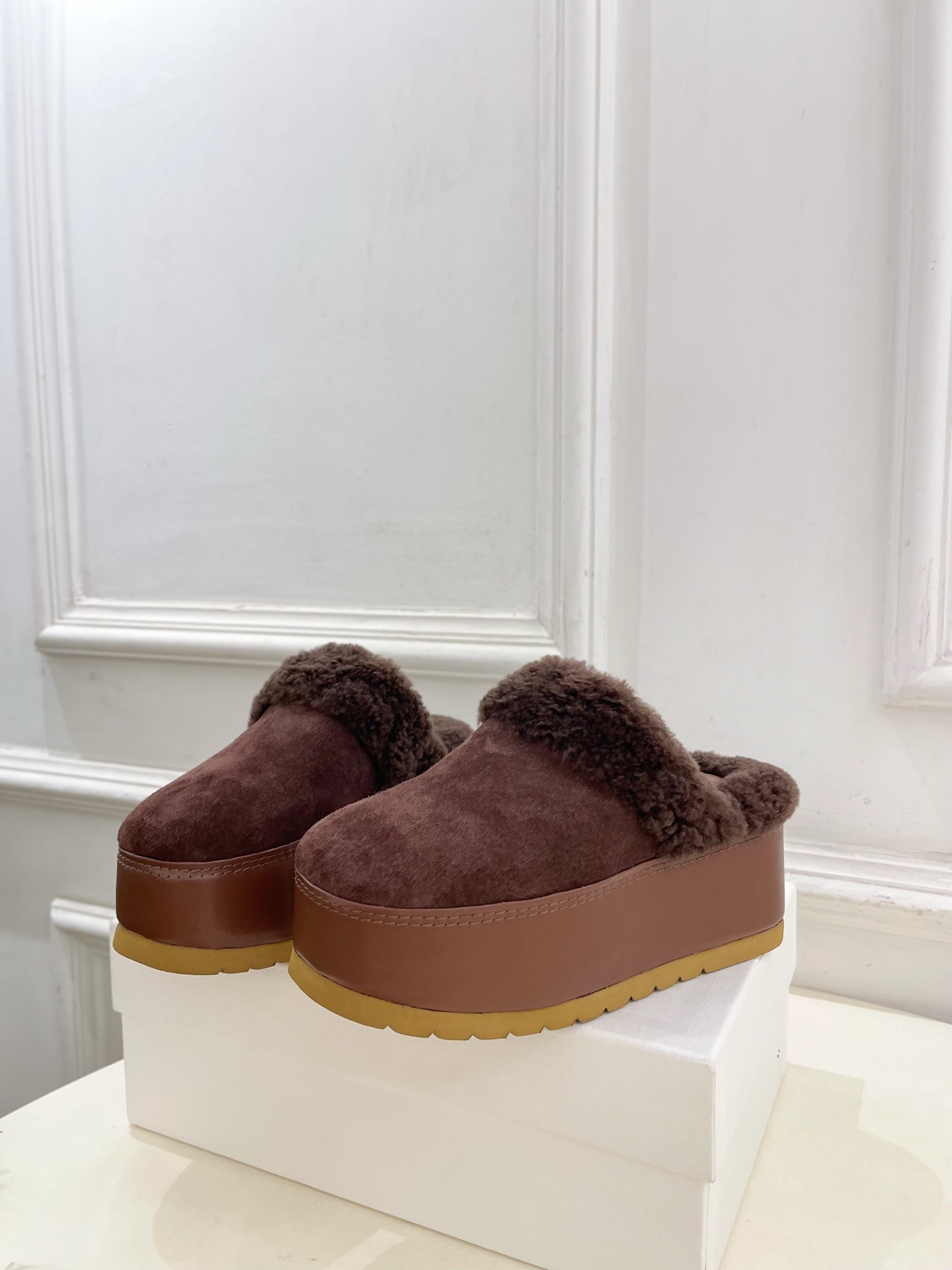 CELINE | 赛琳 25𝐬𝐬
💛2025秋冬新品 凯旋门厚底毛毛半拖鞋上新!
🔜BS 这一
