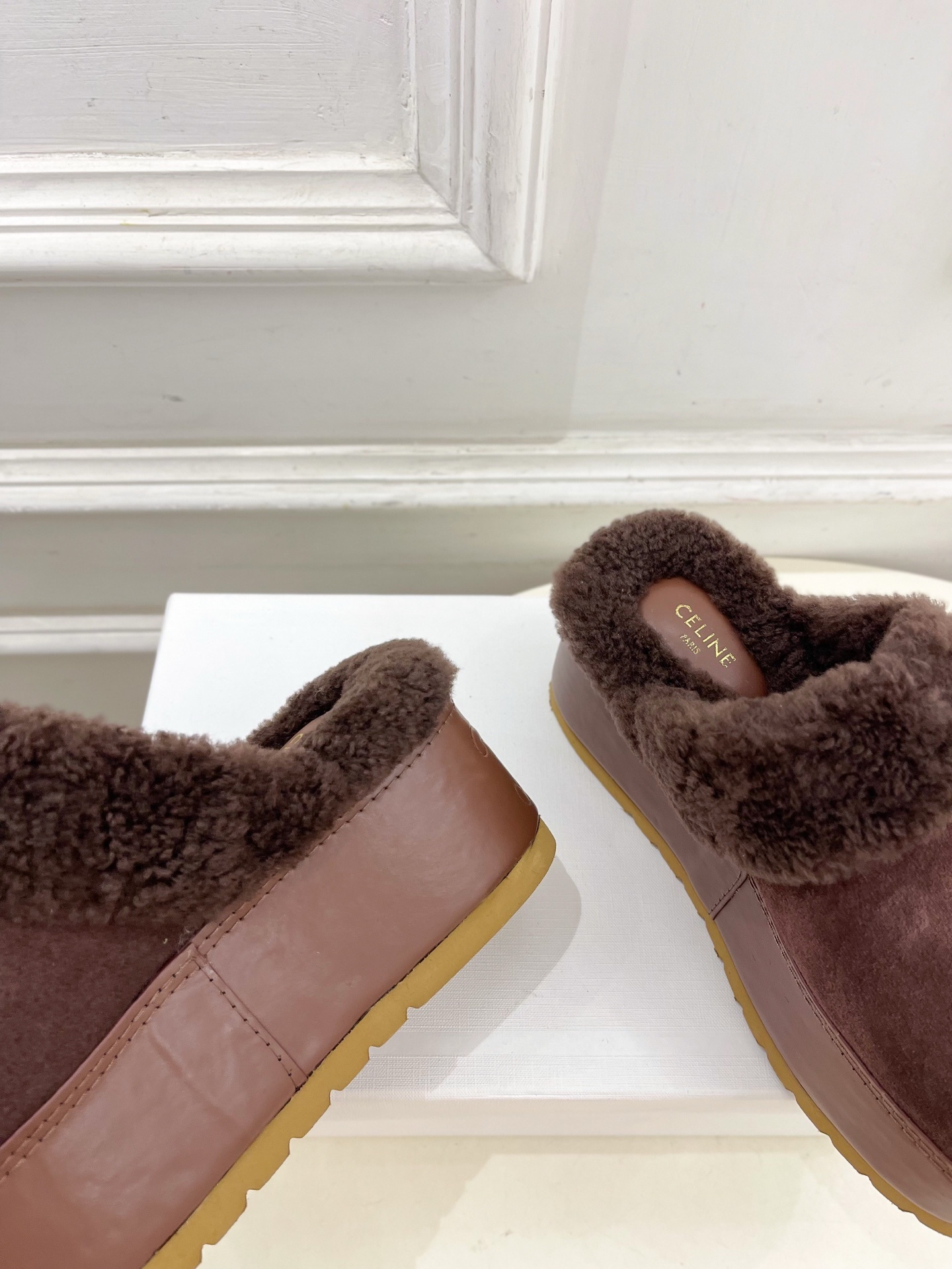 CELINE | 赛琳 25𝐬𝐬
💛2025秋冬新品 凯旋门厚底毛毛半拖鞋上新!
🔜BS 这一