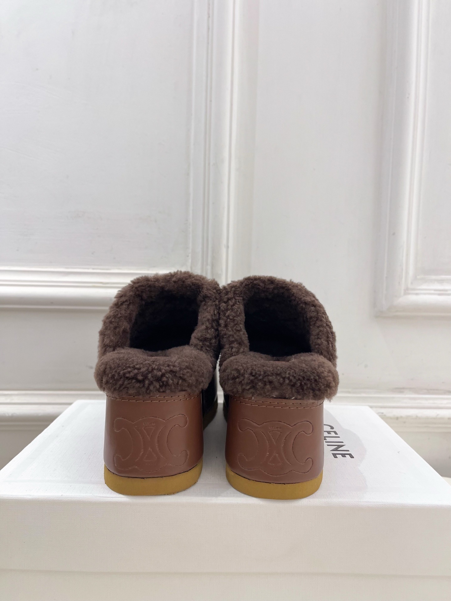 CELINE | 赛琳 25𝐬𝐬
💛2025秋冬新品 凯旋门厚底毛毛半拖鞋上新!
🔜BS 这一