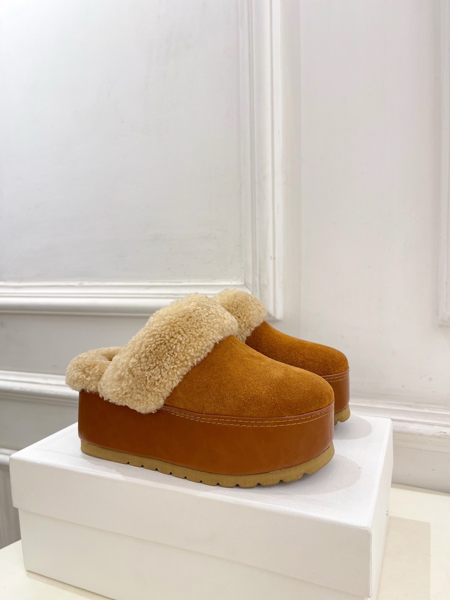 CELINE  | 赛琳  25𝐬𝐬 

💛2025秋冬新品 凯旋门厚底毛毛半拖鞋上新！

🔜BS 这一