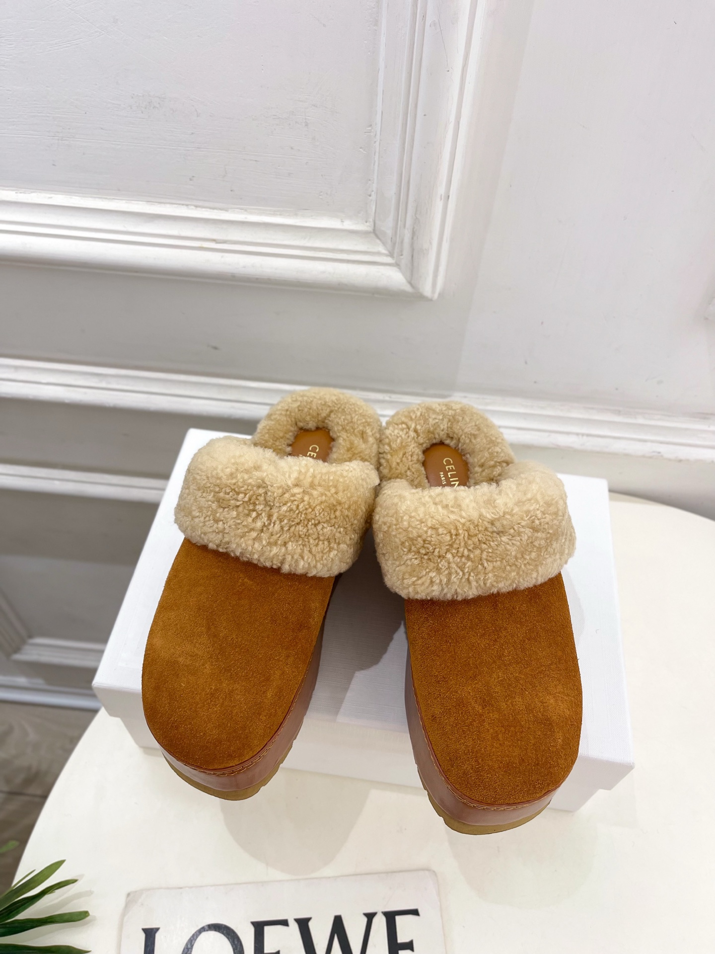 CELINE  | 赛琳  25𝐬𝐬 

💛2025秋冬新品 凯旋门厚底毛毛半拖鞋上新！

🔜BS 这一