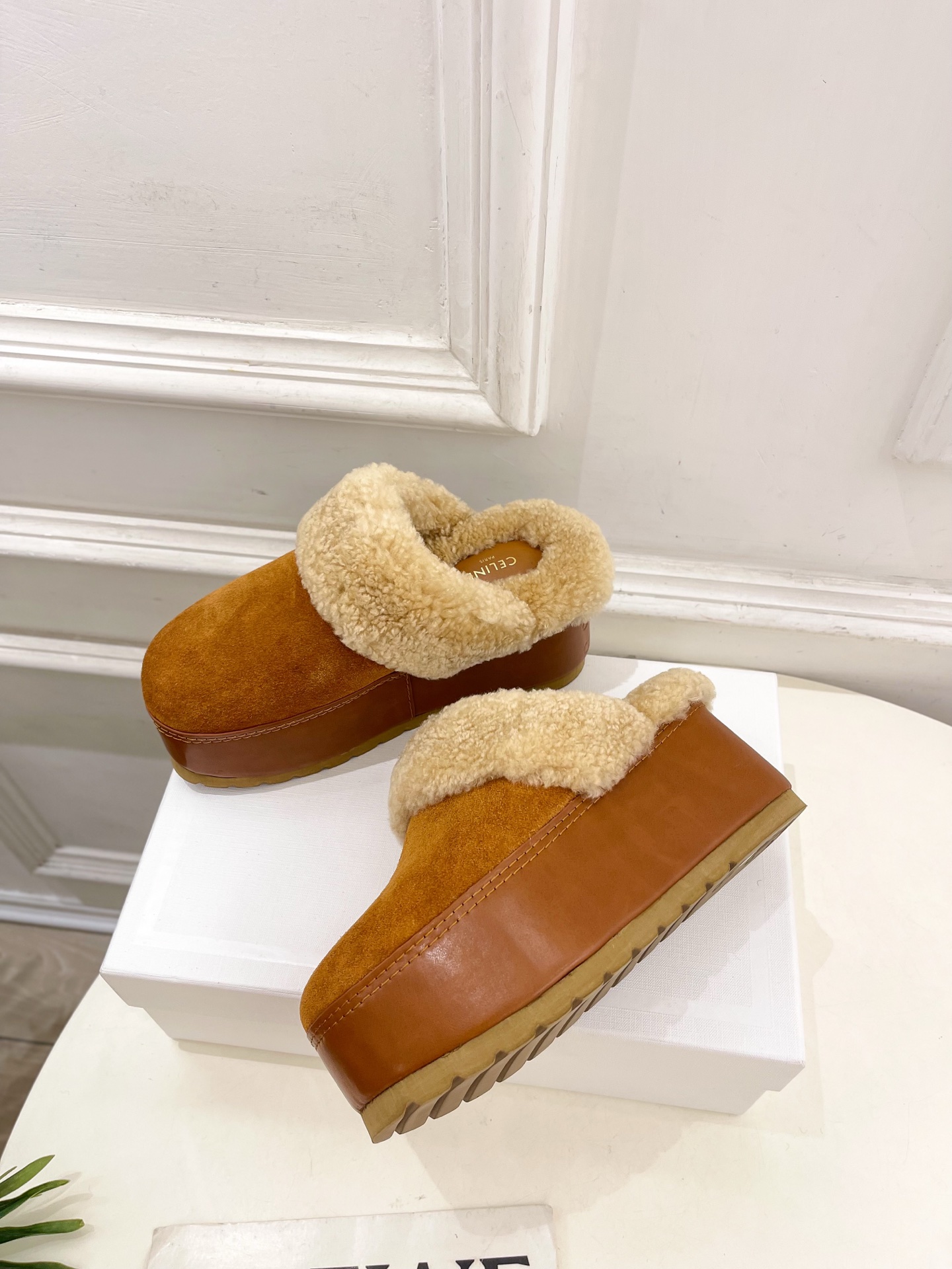 CELINE  | 赛琳  25𝐬𝐬 

💛2025秋冬新品 凯旋门厚底毛毛半拖鞋上新！

🔜BS 这一