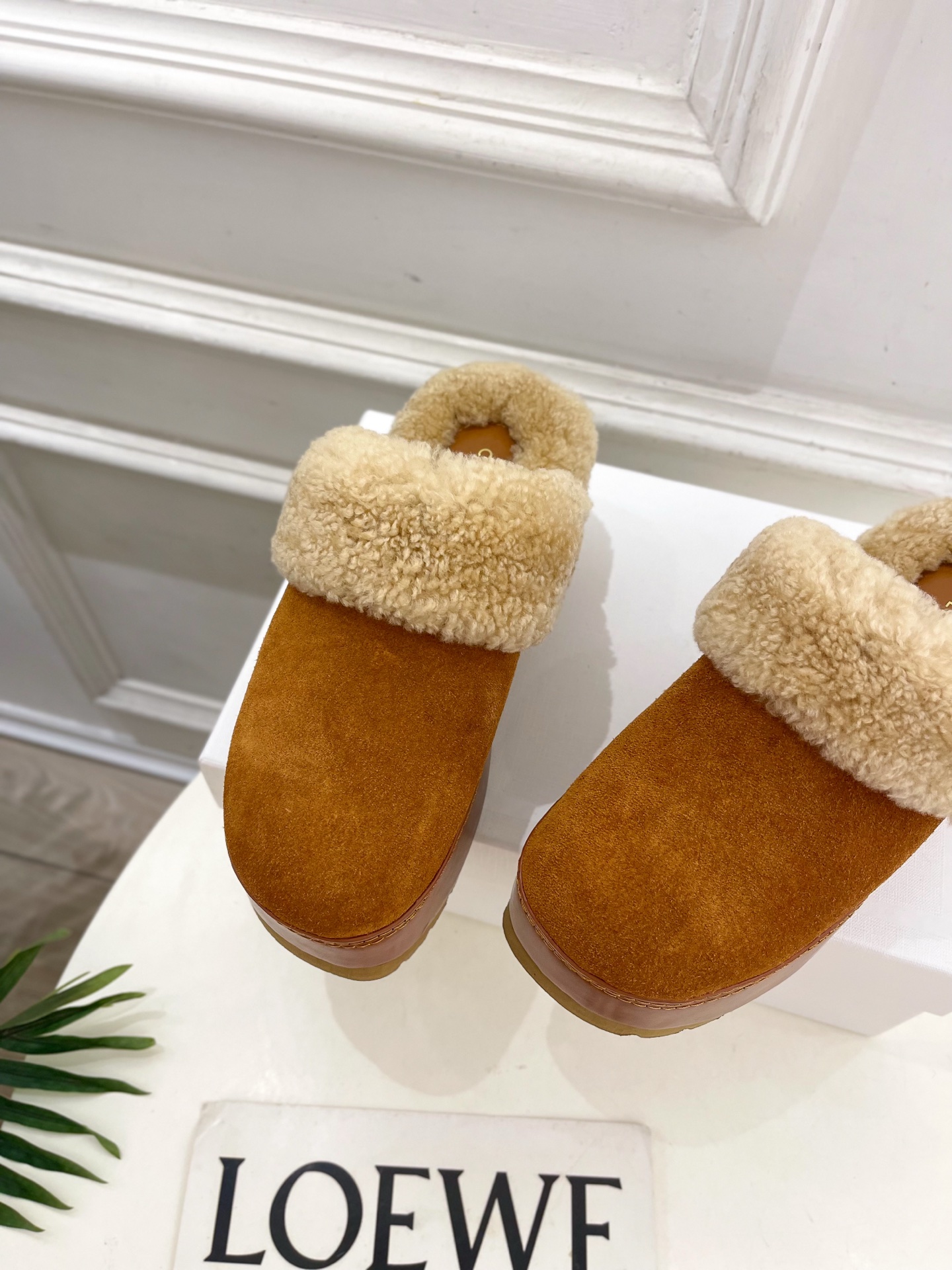 CELINE  | 赛琳  25𝐬𝐬 

💛2025秋冬新品 凯旋门厚底毛毛半拖鞋上新！

🔜BS 这一
