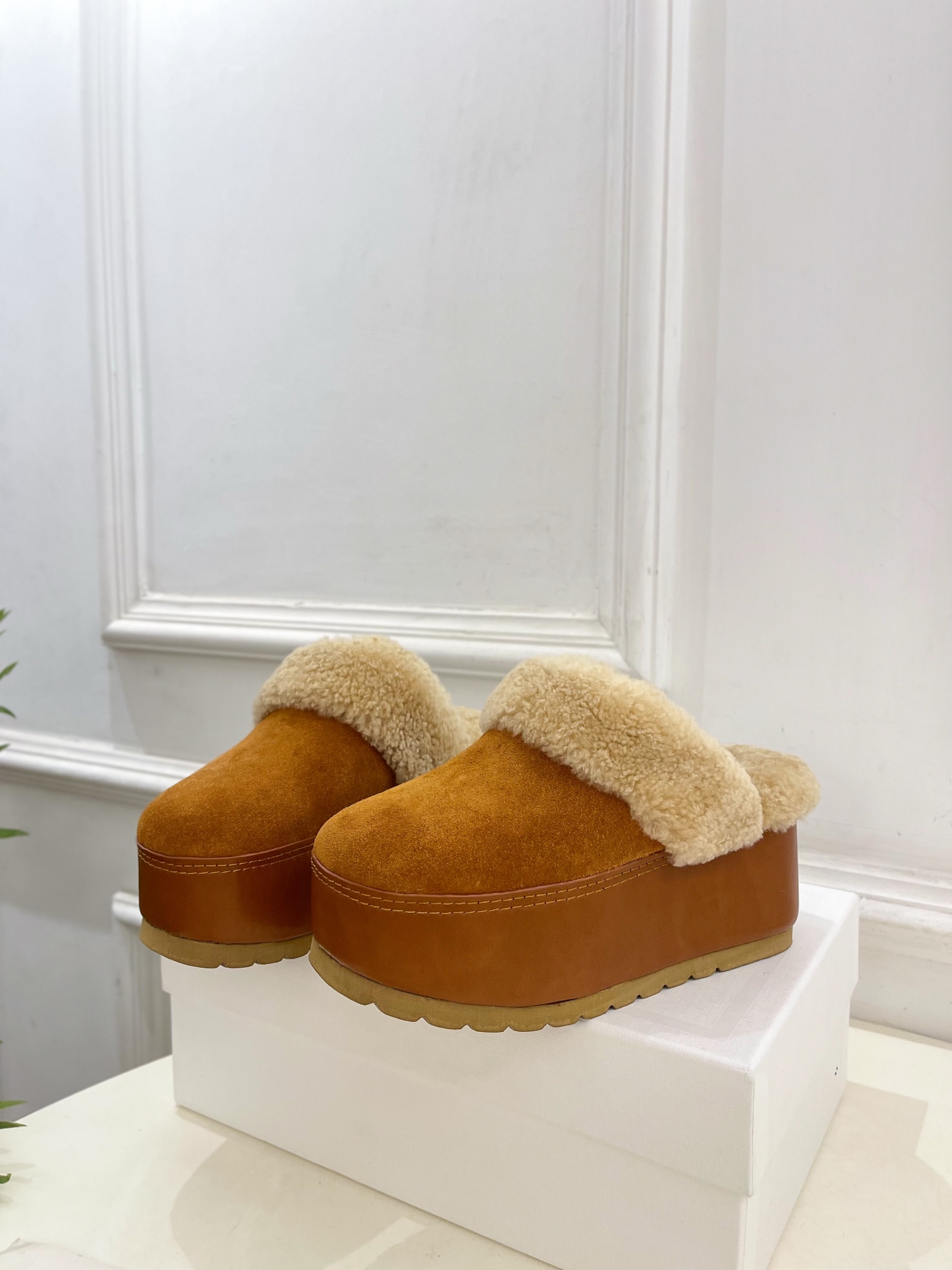 CELINE  | 赛琳  25𝐬𝐬 

💛2025秋冬新品 凯旋门厚底毛毛半拖鞋上新！

🔜BS 这一